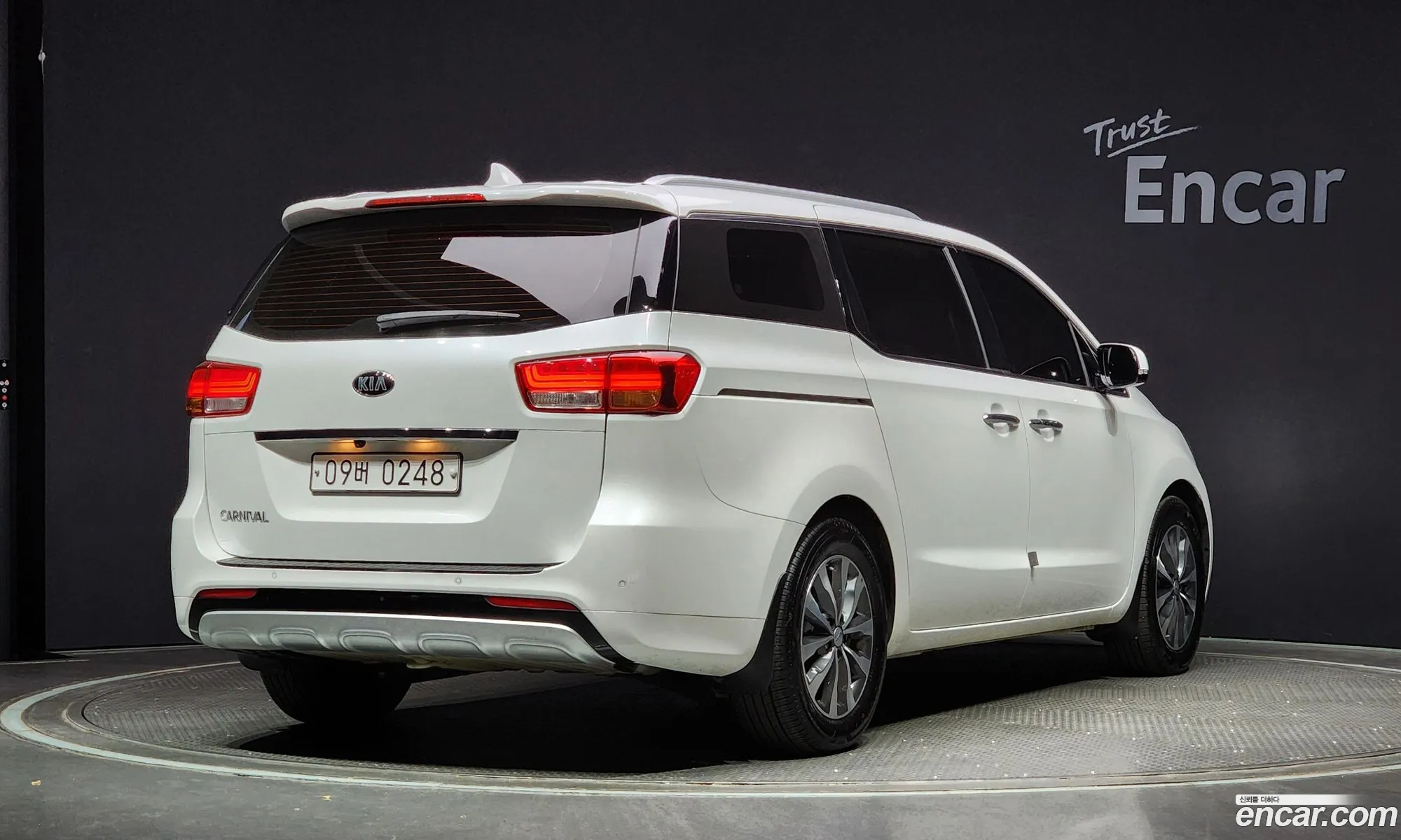 Kia Carnival 9-Seater Luxury 2017 - фотография 17311683