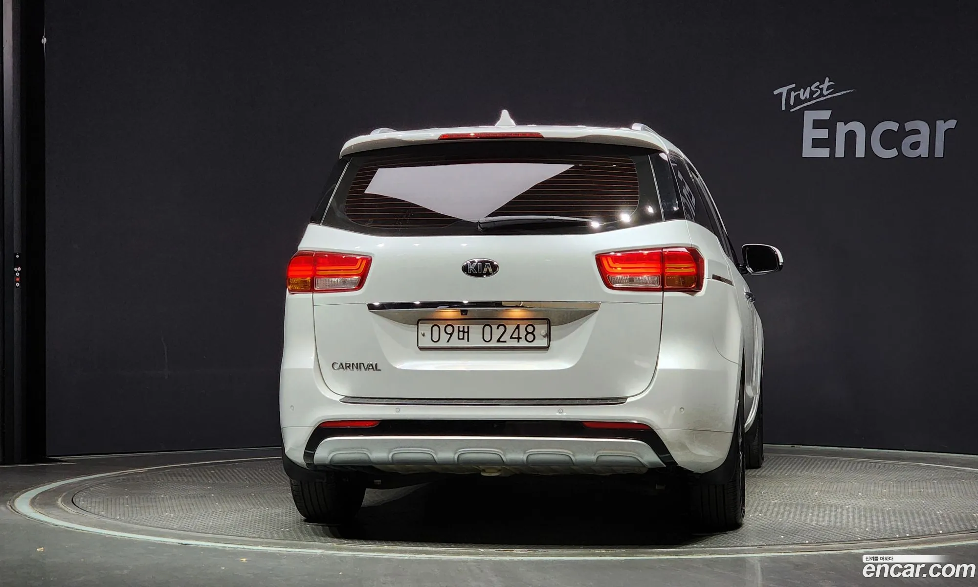 Kia Carnival 9-Seater Luxury 2017 - фотография 17311687