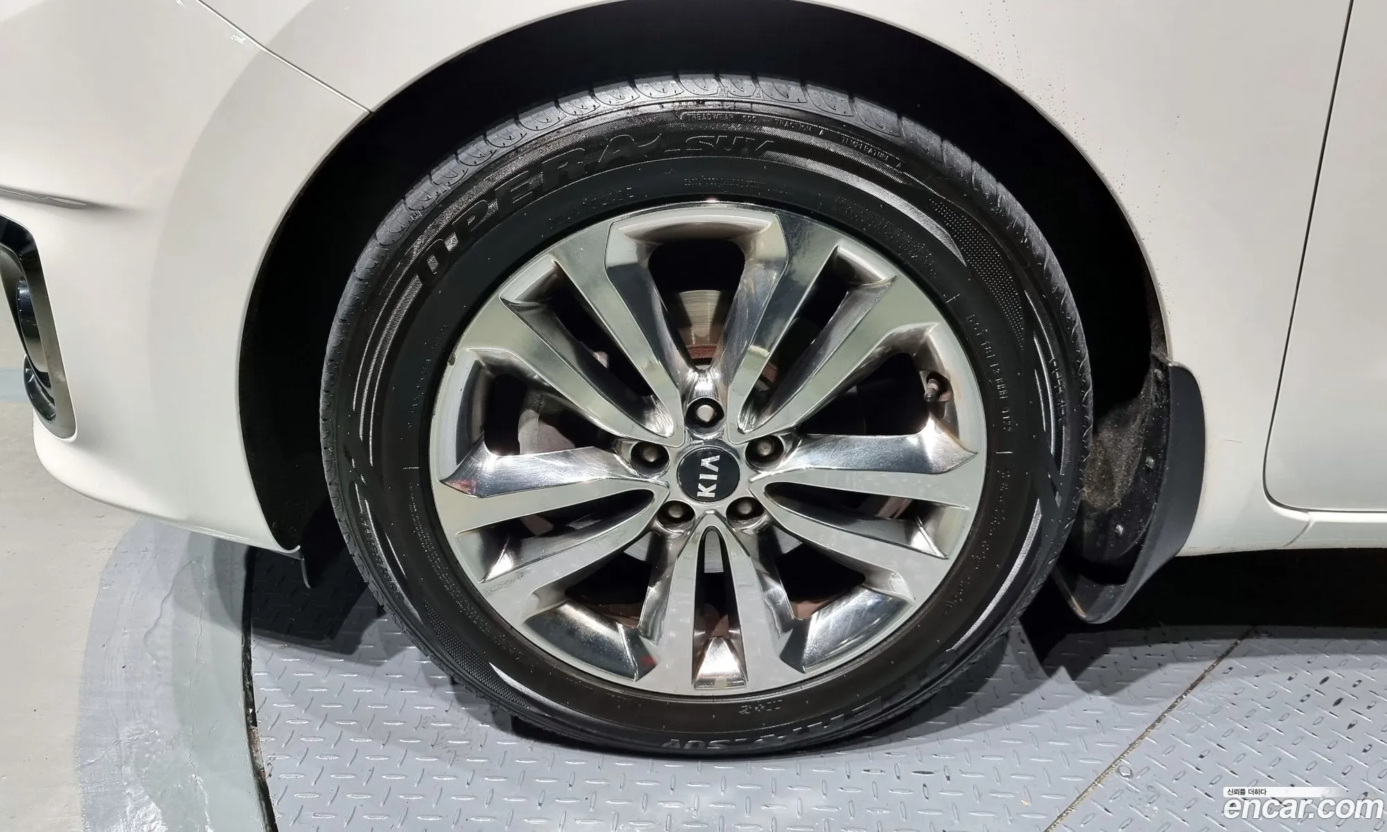 Kia Carnival 9-Seater Noblesse 2015 - фотография 12551681