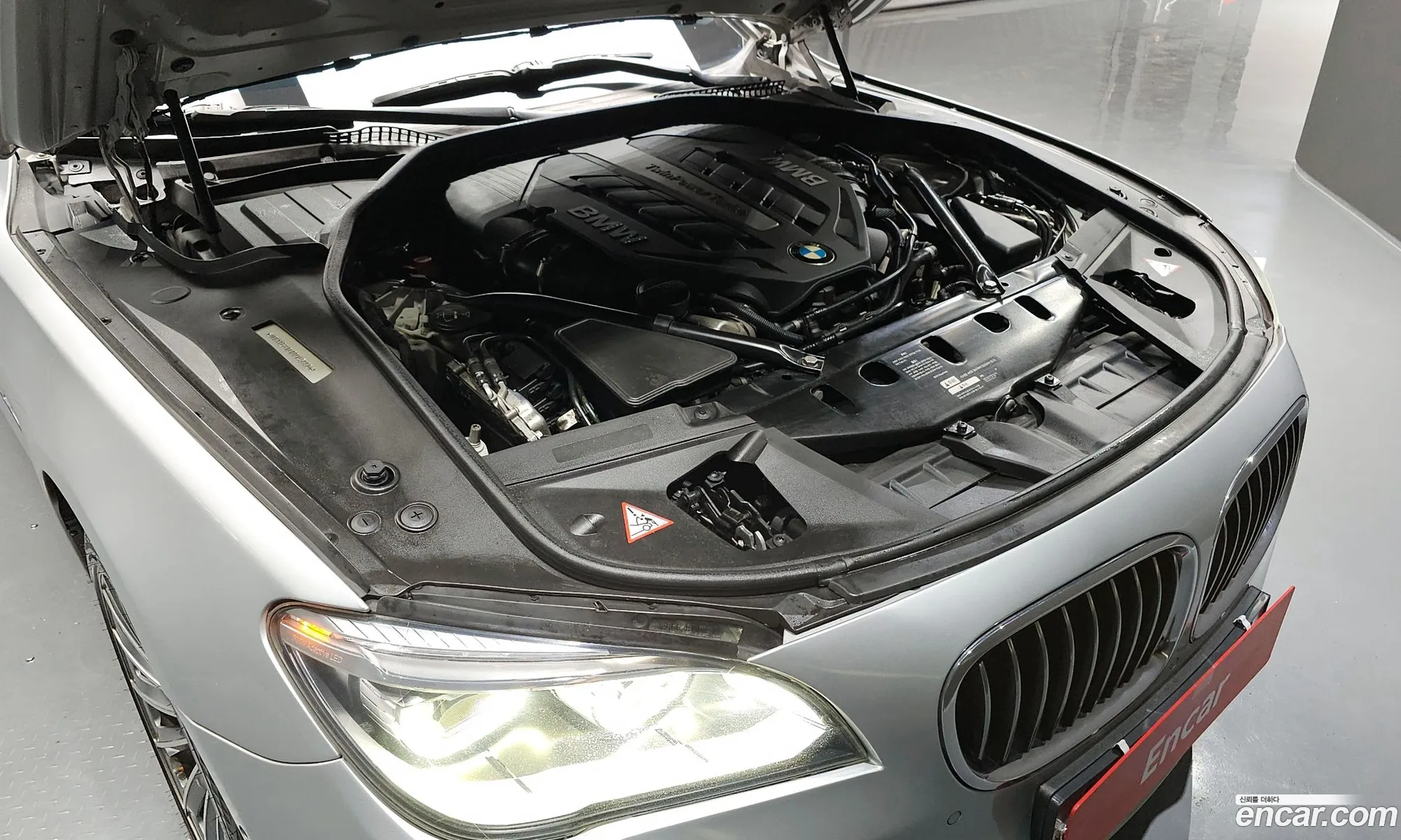 BMW 7 Series F01 750Li - фотография 12539969