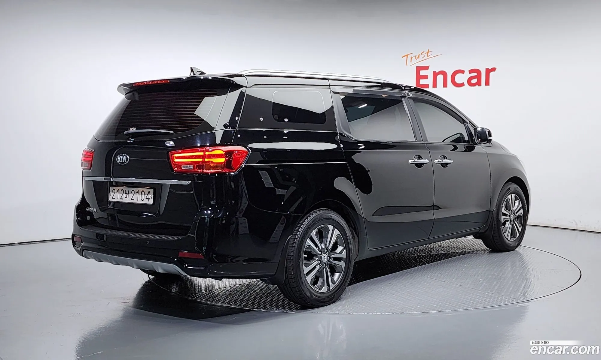Kia Carnival 9-Seater Luxury 2020 - фотография 15067665