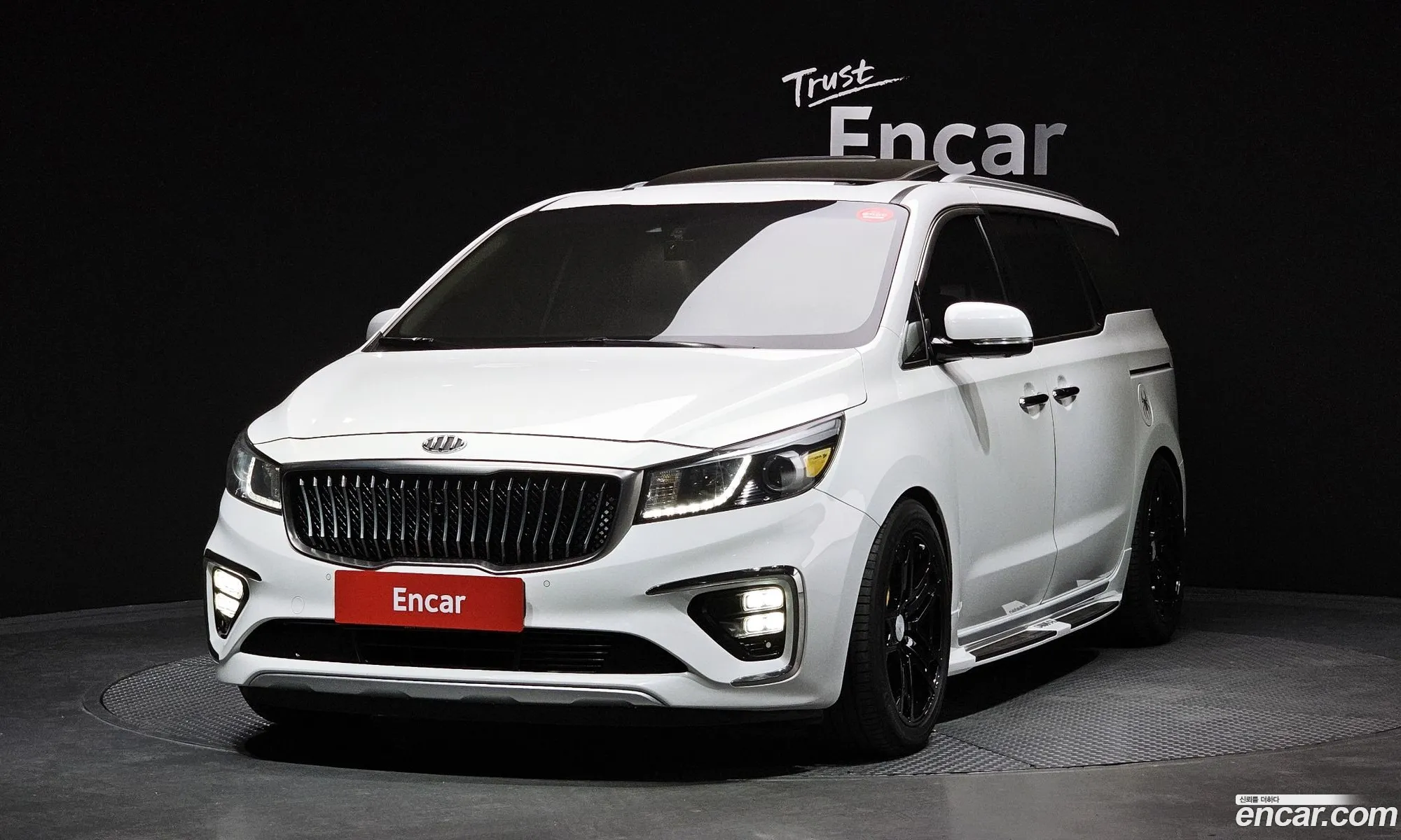 Kia Carnival 9-Seater Noblesse 2017 - фотография 16588249