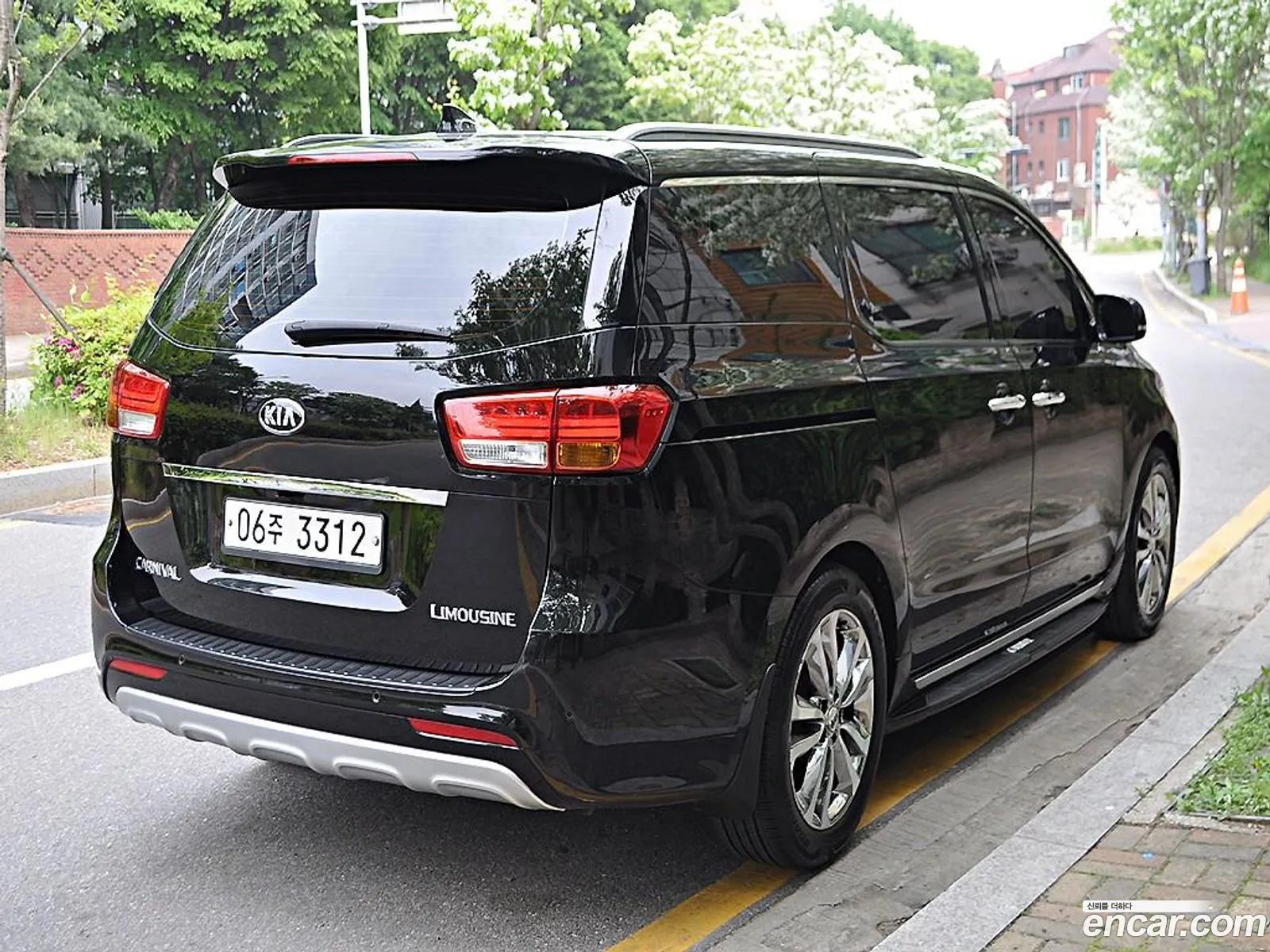Kia Carnival 7-Seater Limousine 2016 - фотография 15983564