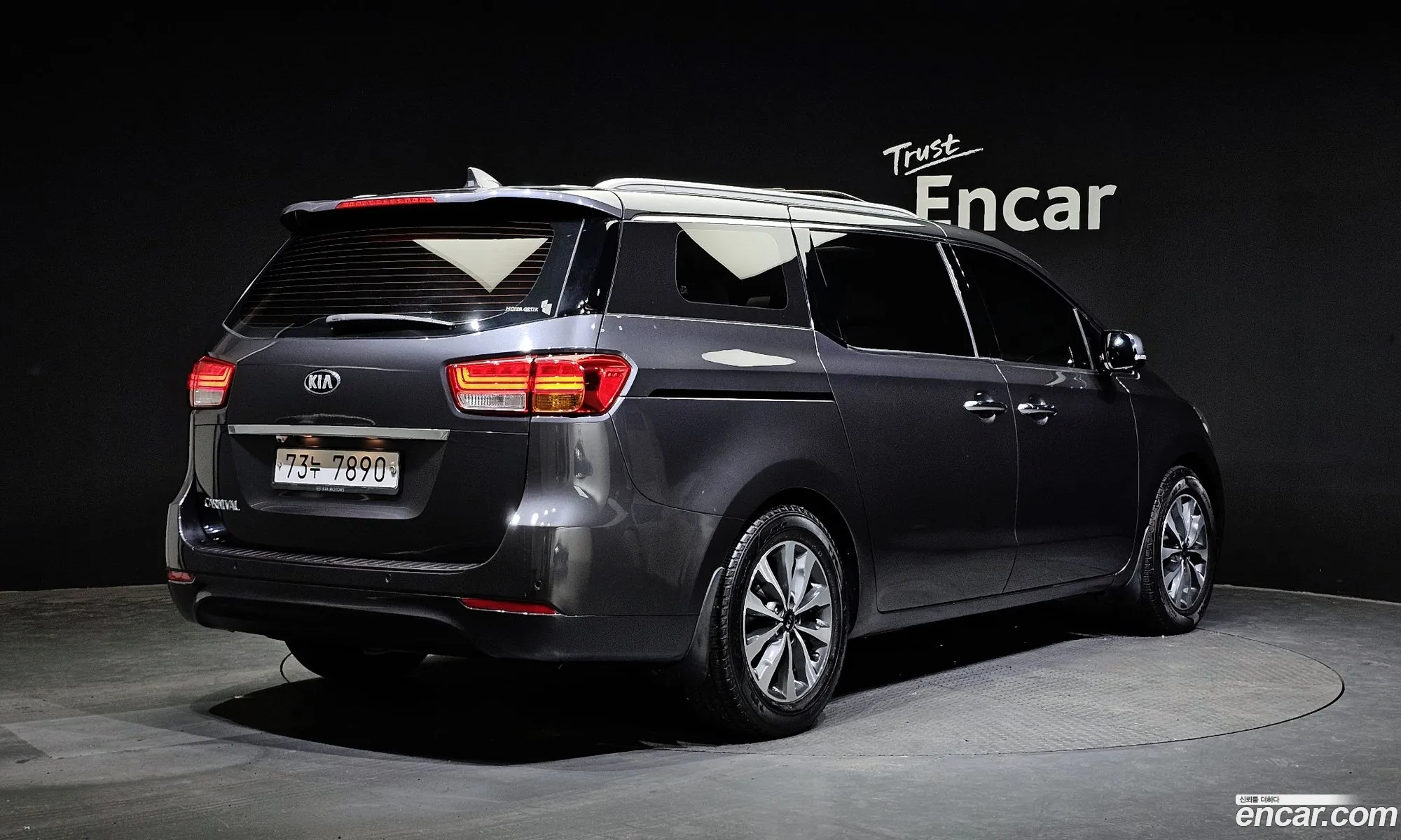 Kia Carnival 11-Seater Luxury 2015 - фотография 14771572