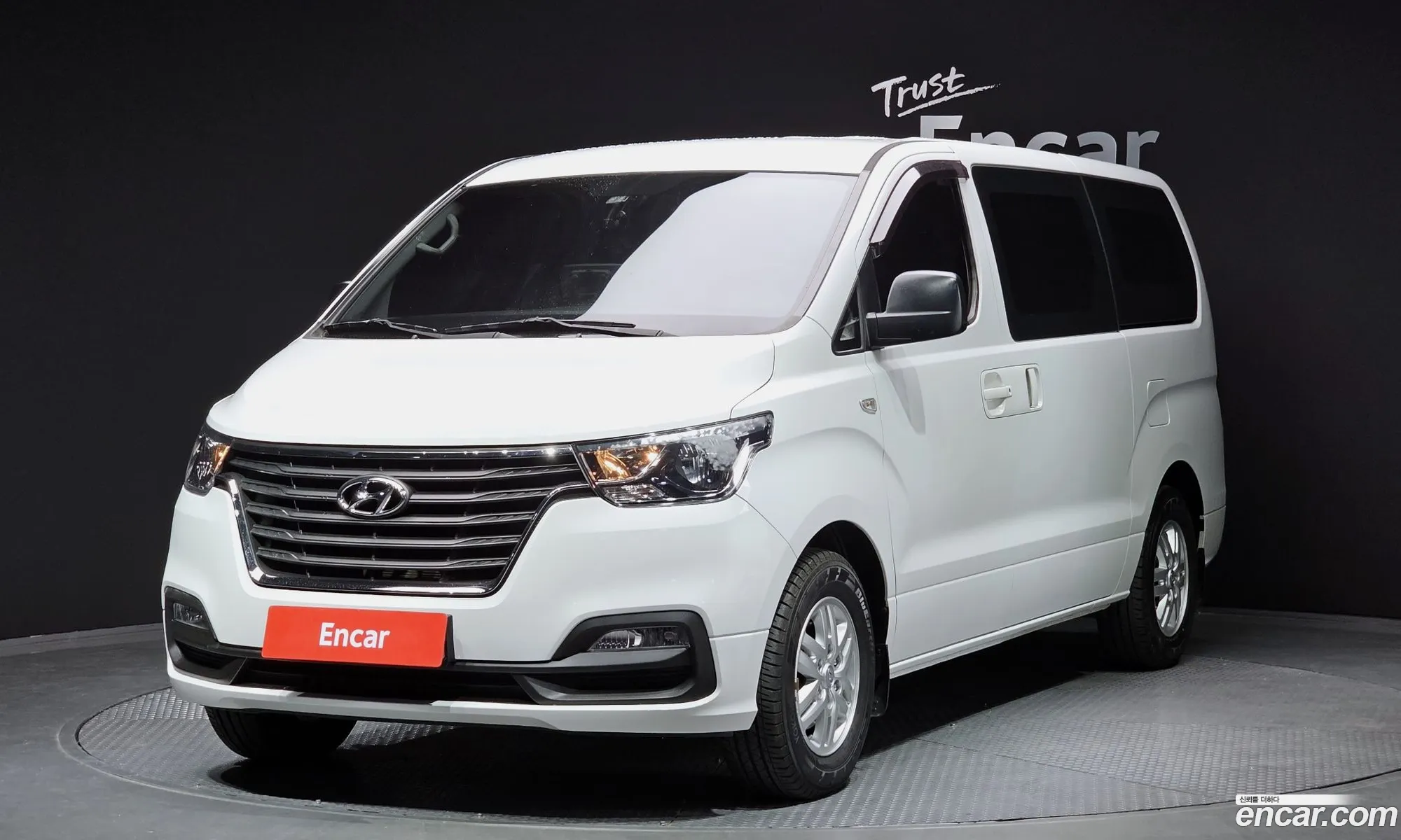Hyundai Starex 3-Seater Van 2019 - фотография 11628566