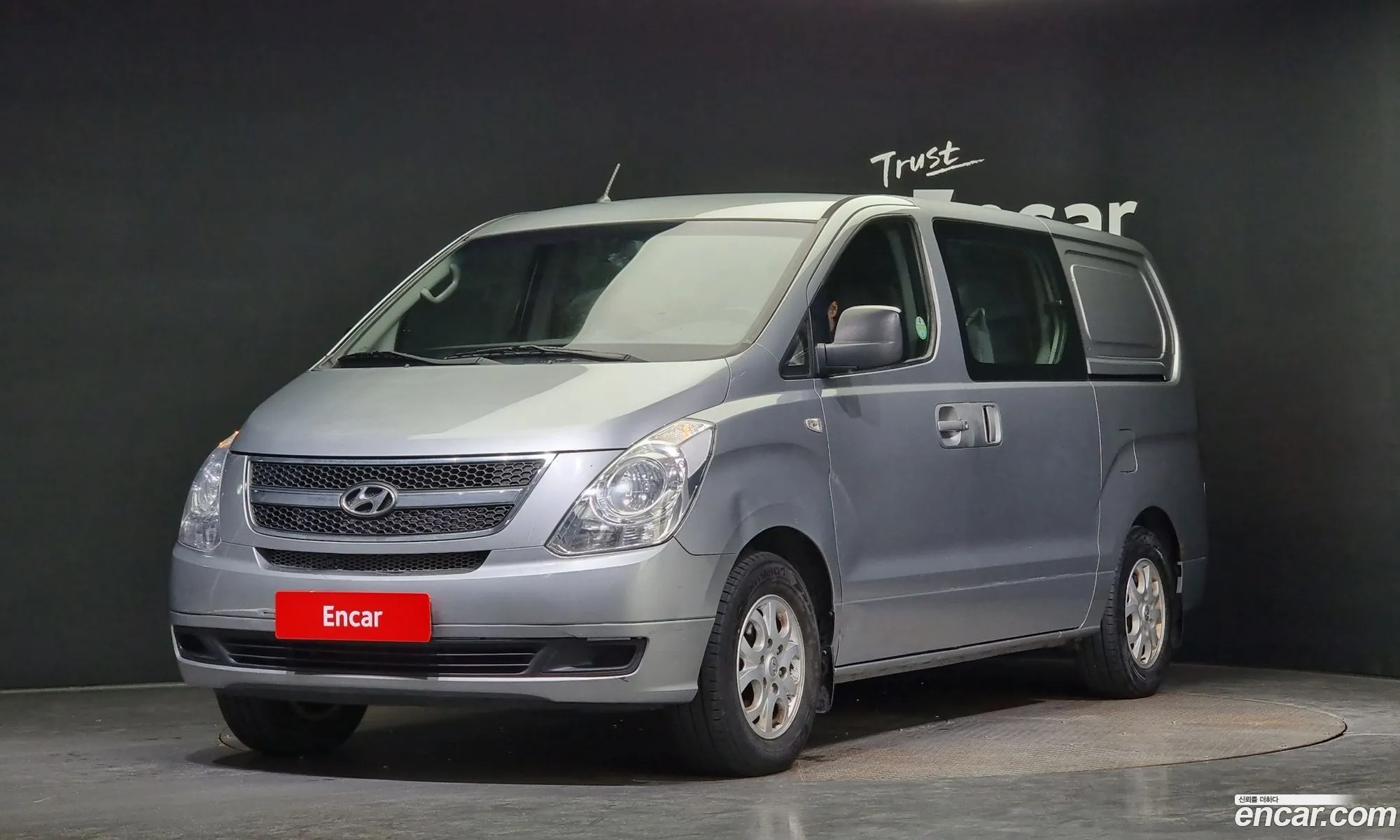 Hyundai Starex 5-Seater Van 2014 - фотография 11493584