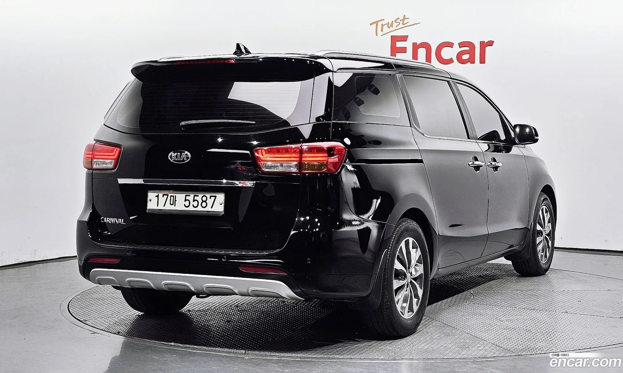 Kia Carnival 9-Seater Luxury 2018 - фотография 11951622