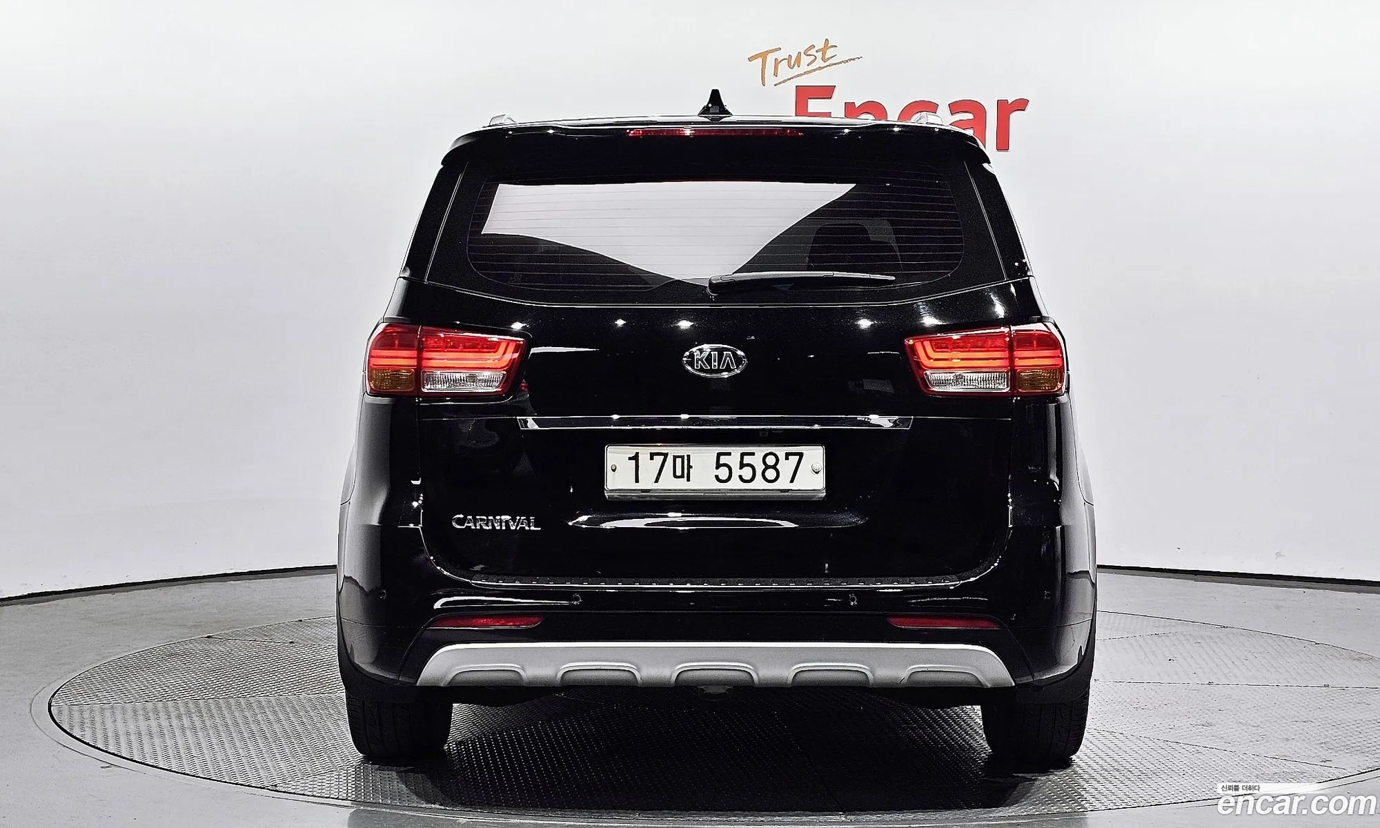 Kia Carnival 9-Seater Luxury 2018 - фотография 11951624