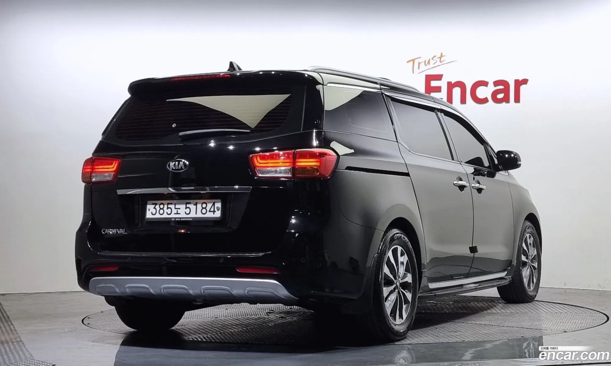 Kia Carnival 9-Seater Luxury 2015 - фотография 11575924