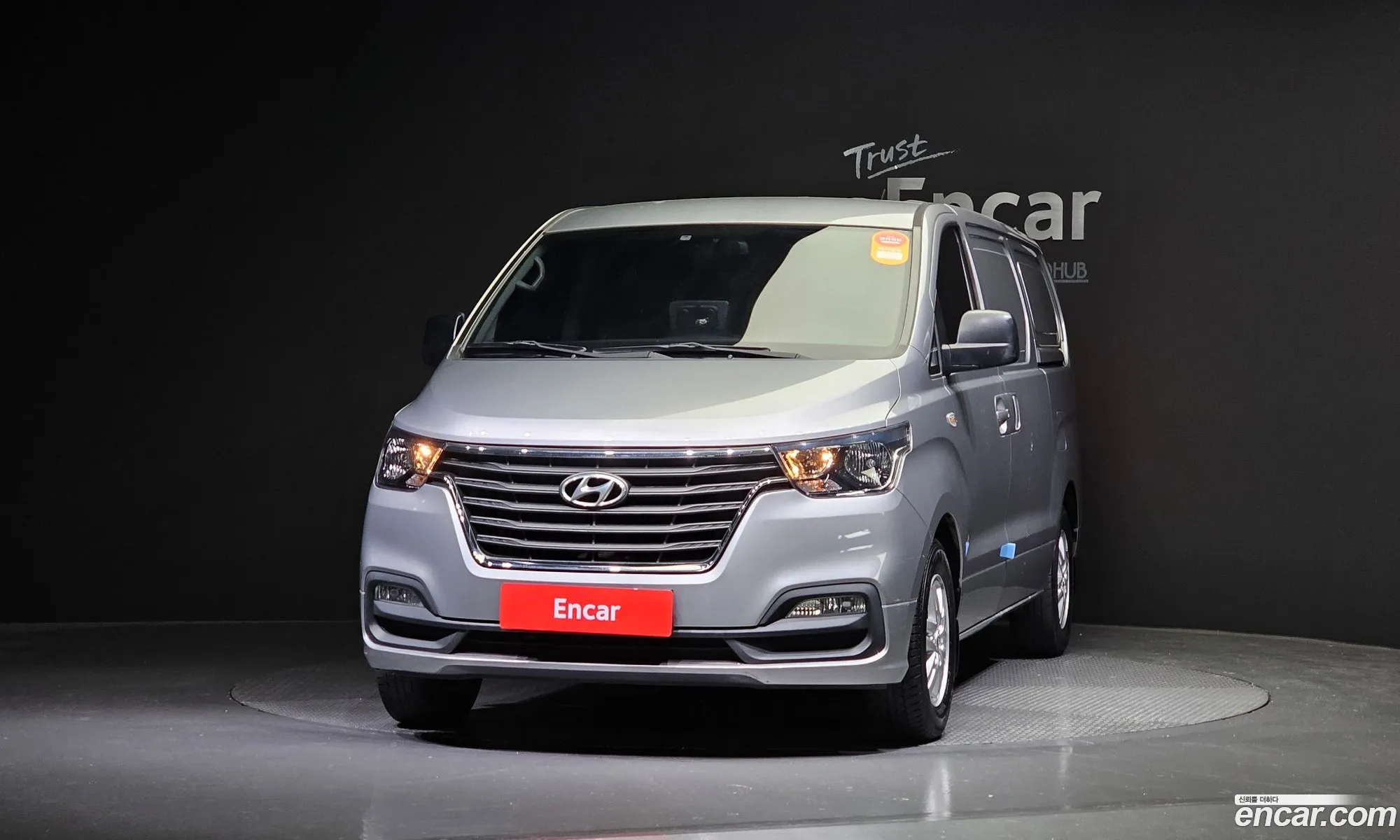 Hyundai Starex 3-Seater Van 2018 - фотография 11895069