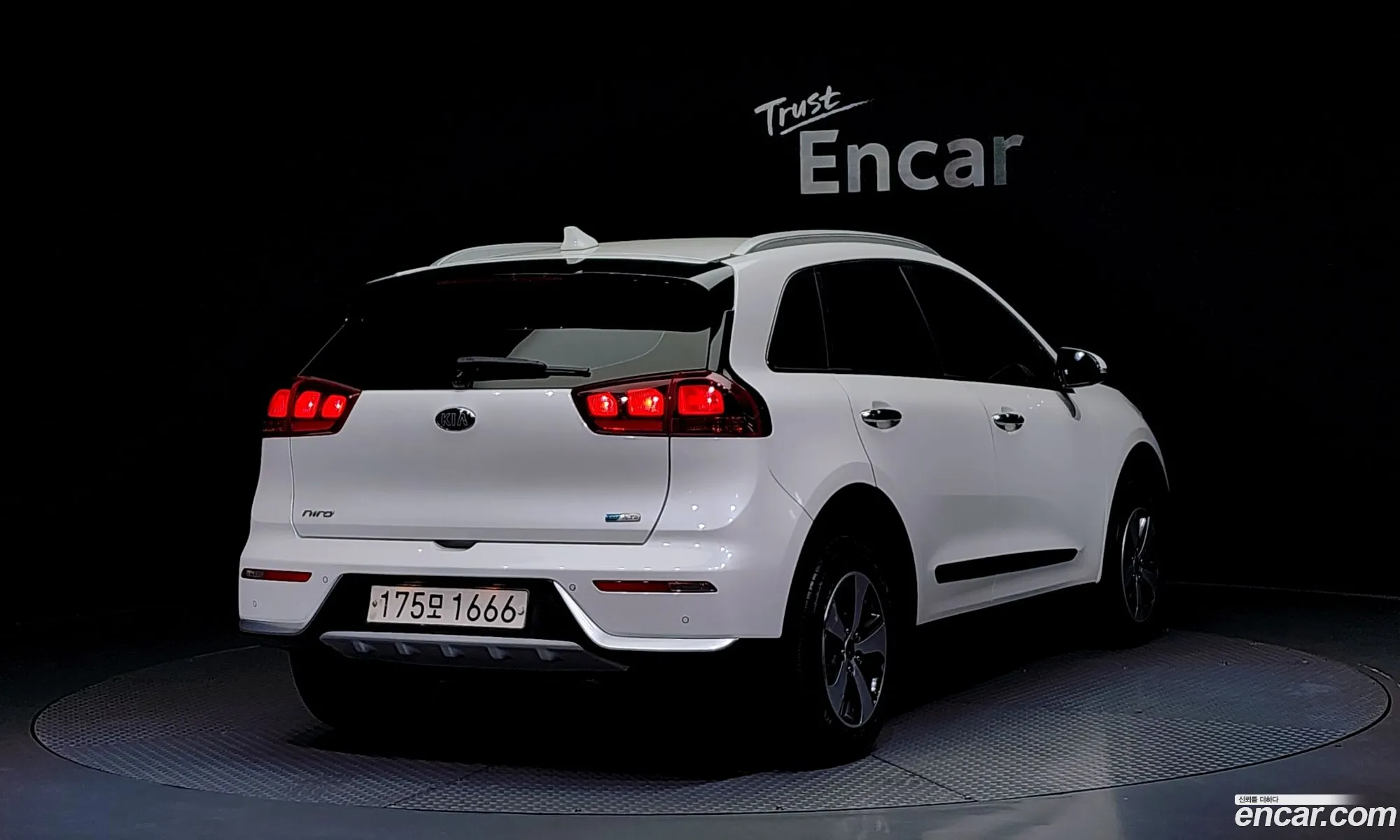Kia Niro I Luxury 2018 - фотография 11878896