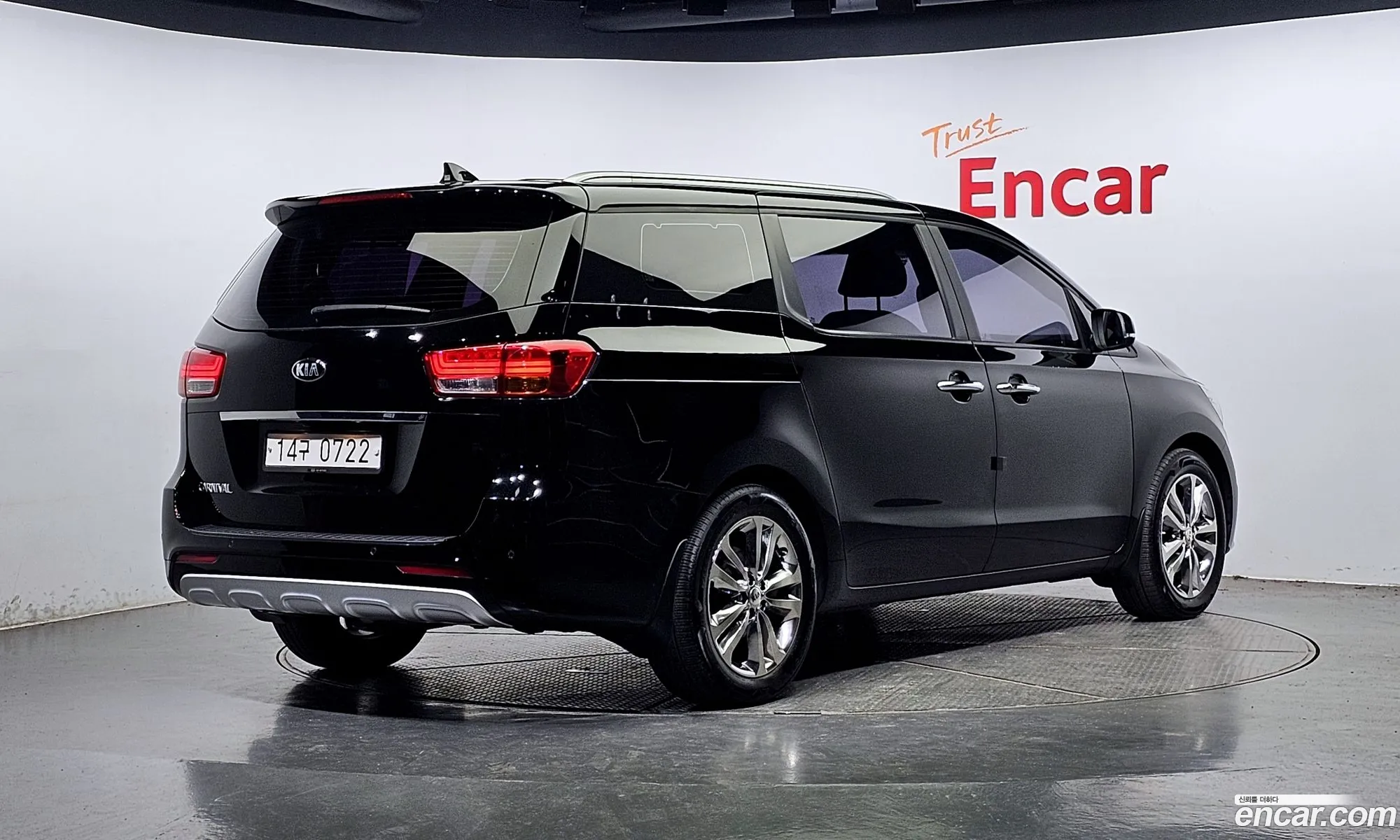 Kia Carnival 9-Seater Prestige 2016 - фотография 12522606