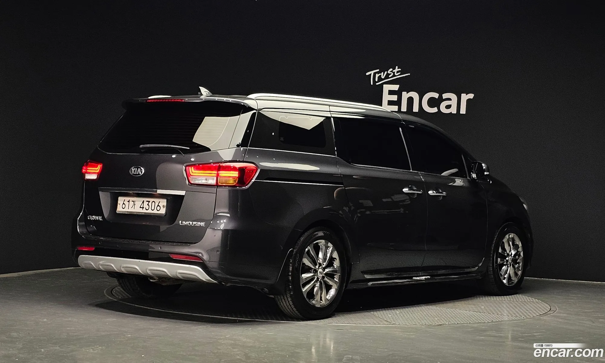 Kia Carnival 7-Seater Limousine 2017 - фотография 11770108