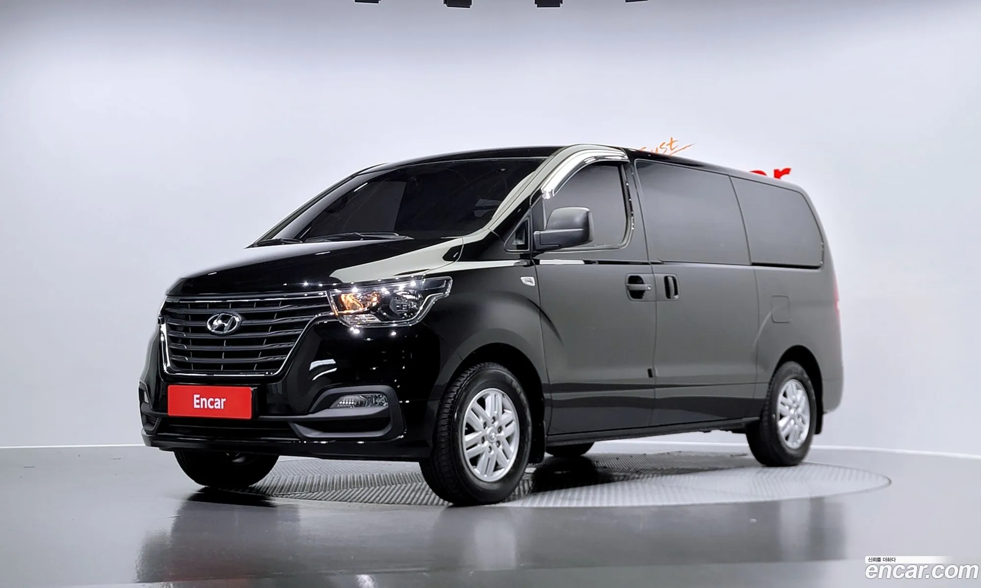 Hyundai Starex 3-Seater Van 2019 - фотография 11746162