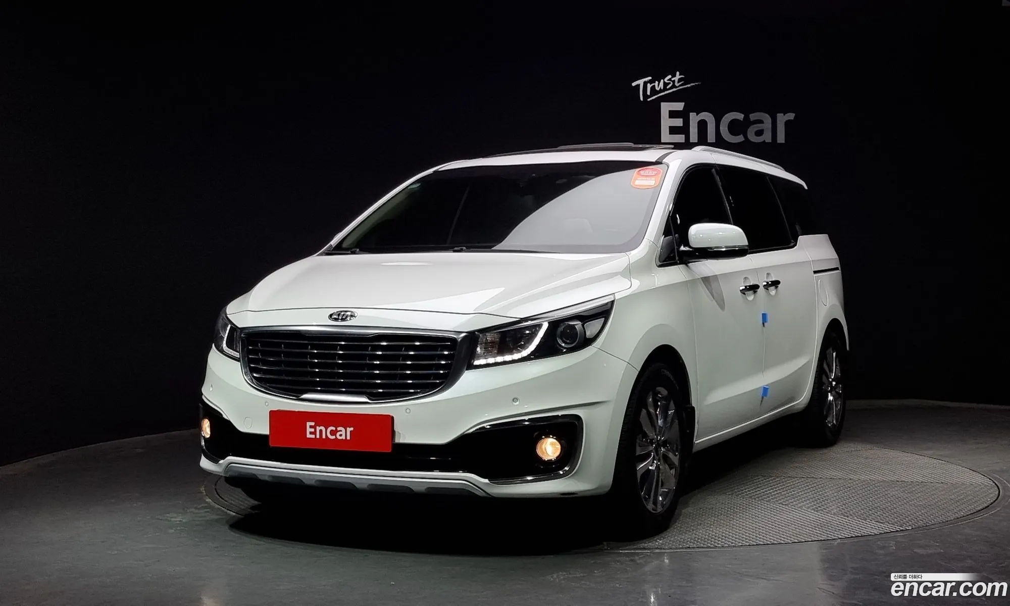 Kia Carnival 9-Seater Prestige 2015 - фотография 16588237