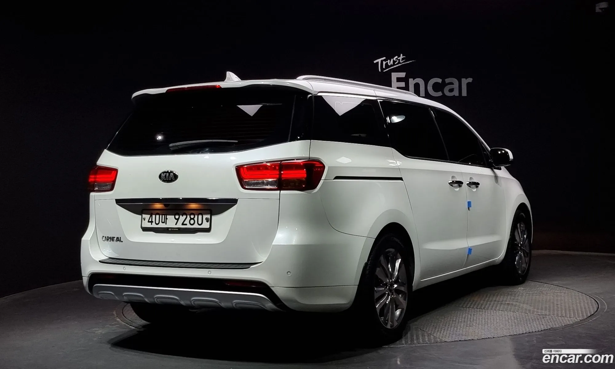 Kia Carnival 9-Seater Prestige 2015 - фотография 16588238