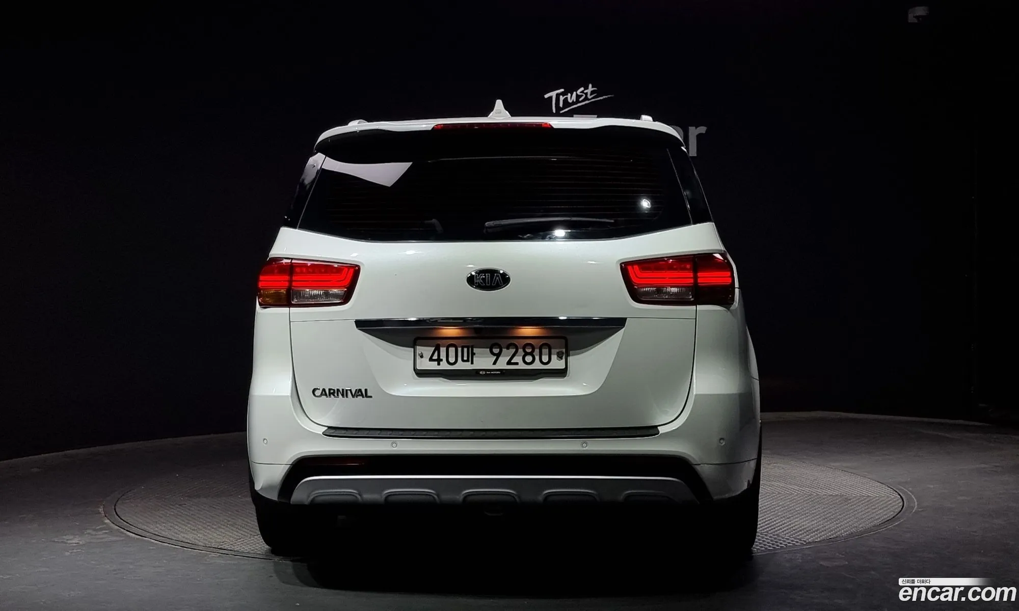 Kia Carnival 9-Seater Prestige 2015 - фотография 16588241