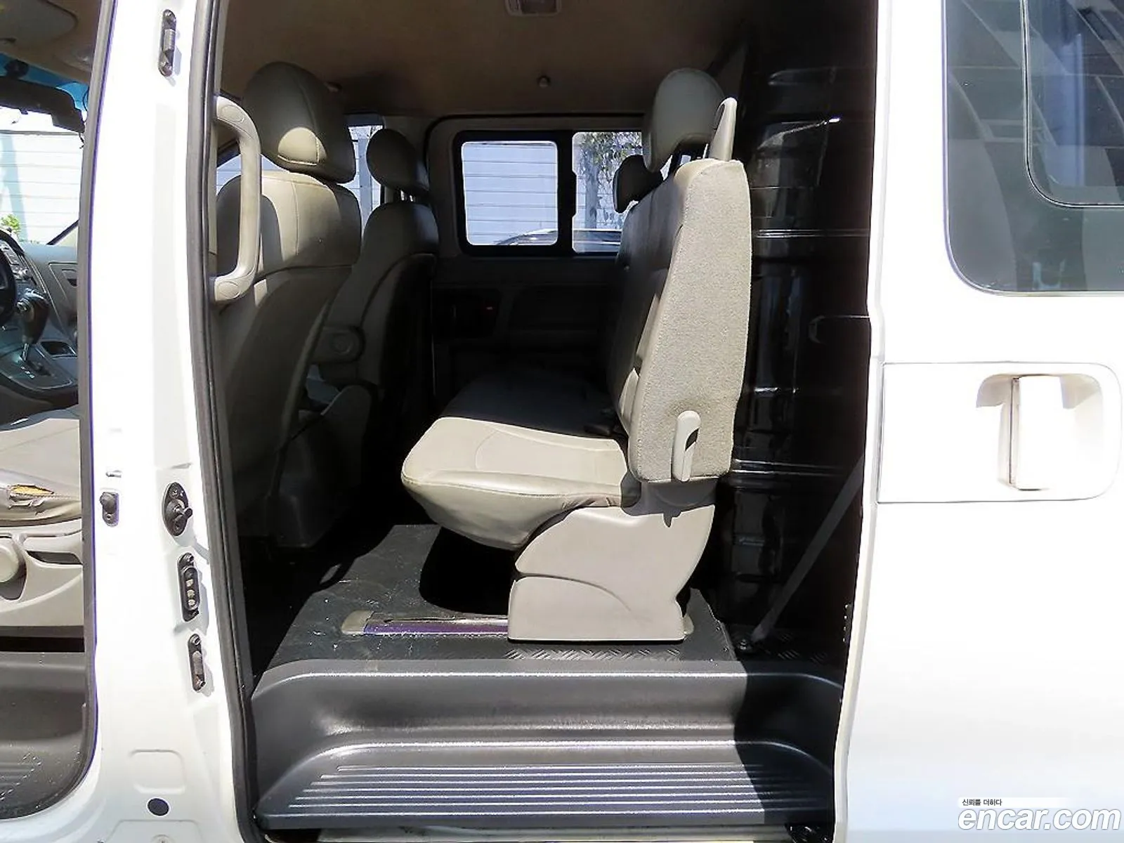 Hyundai Starex 5-Seater Van 2014 - фотография 13617485