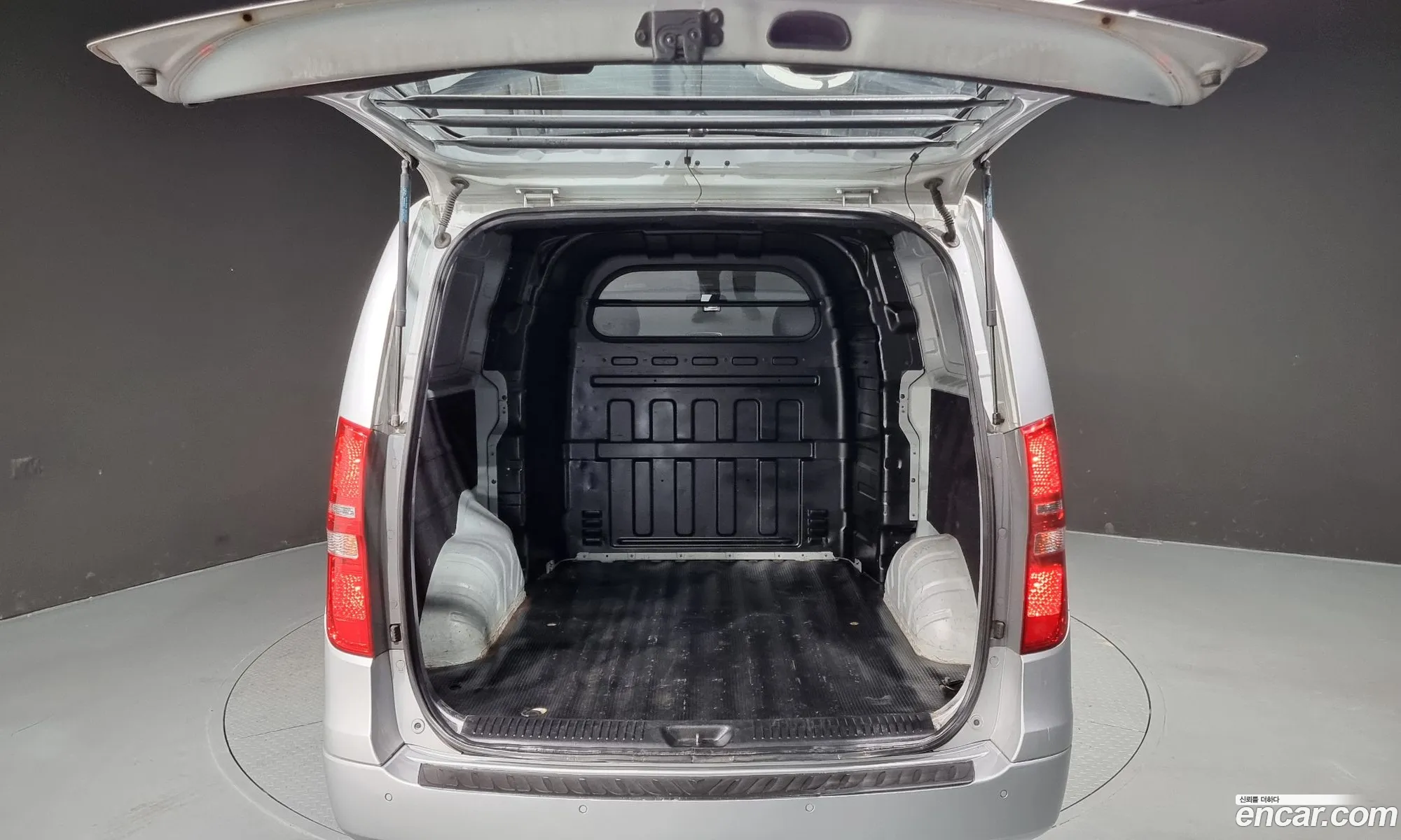 Hyundai Starex 5-Seater Van 2008 - фотография 11277218