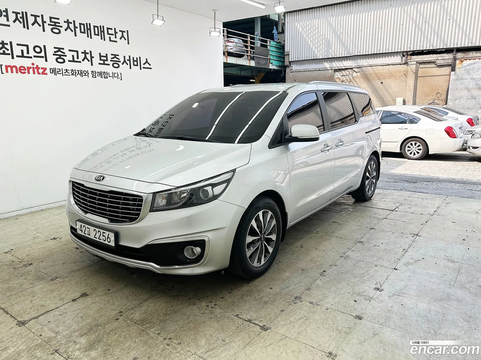 Kia Carnival 9-Seater Luxury 2015 - фотография 18837412