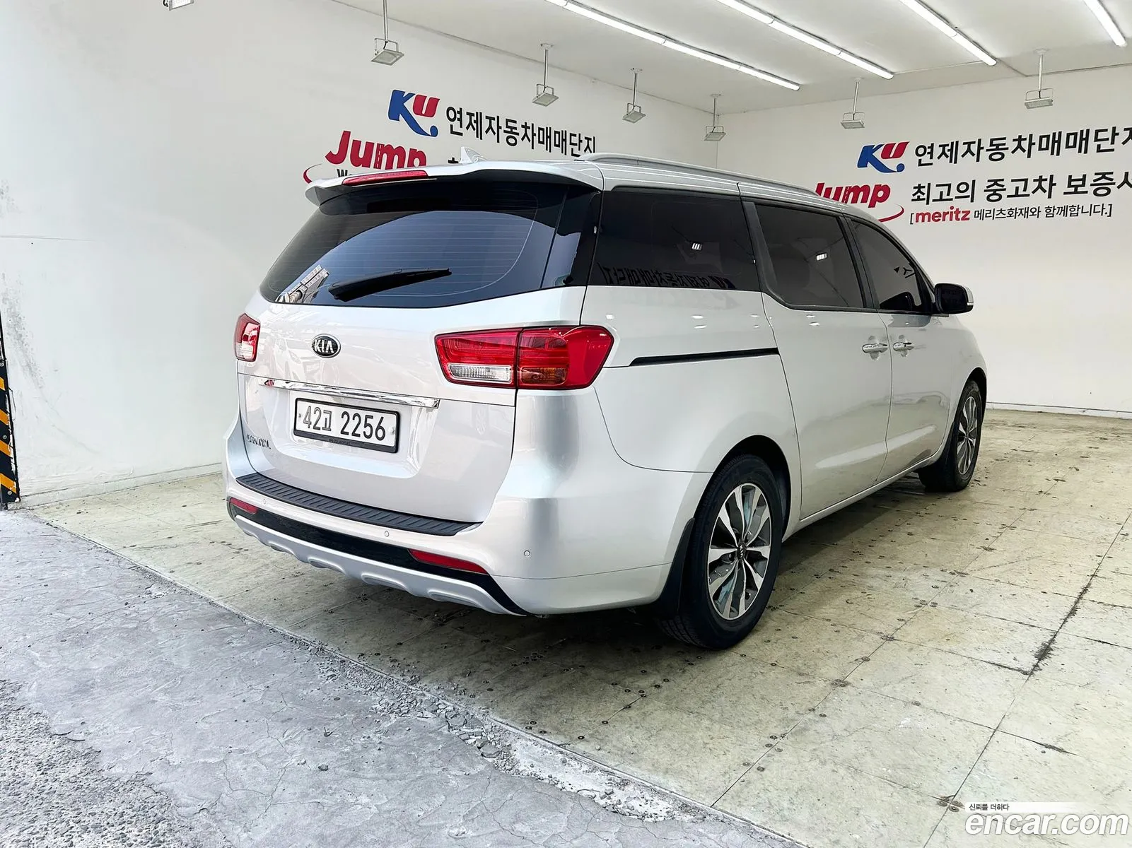 Kia Carnival 9-Seater Luxury 2015 - фотография 18837413