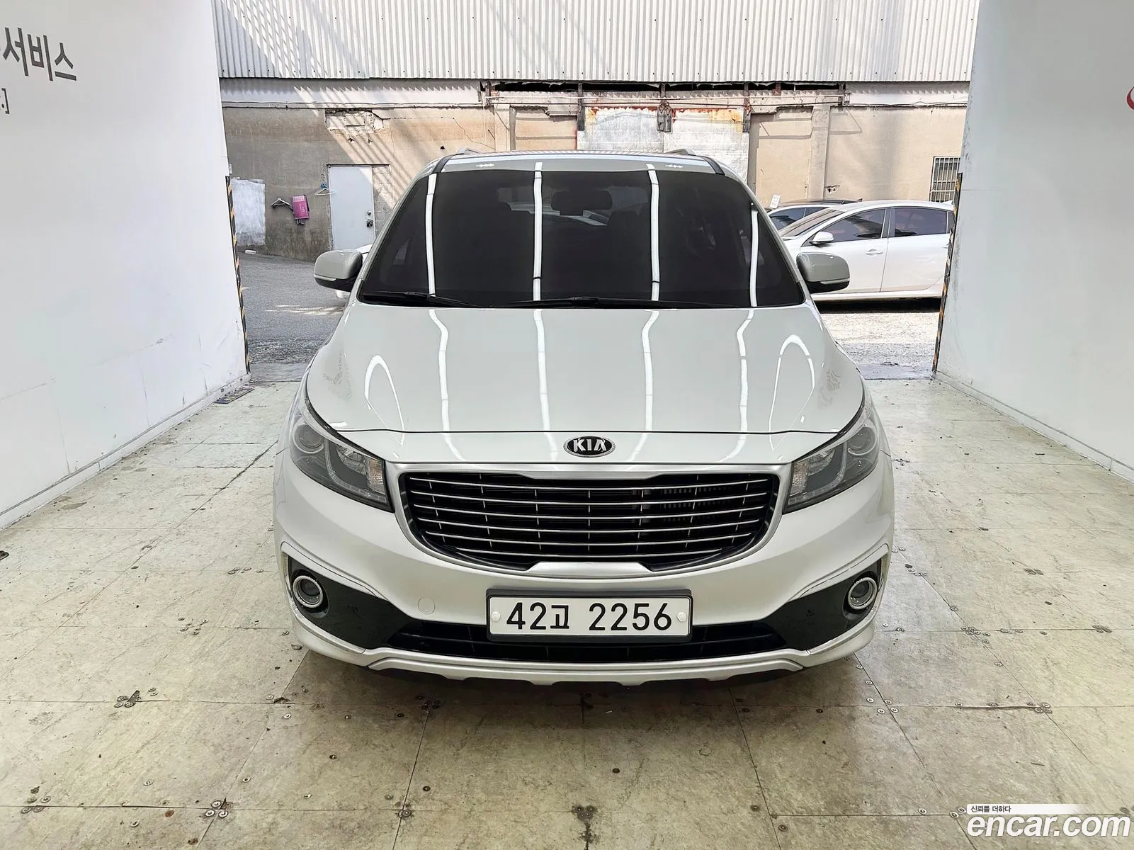 Kia Carnival 9-Seater Luxury 2015 - фотография 18837414