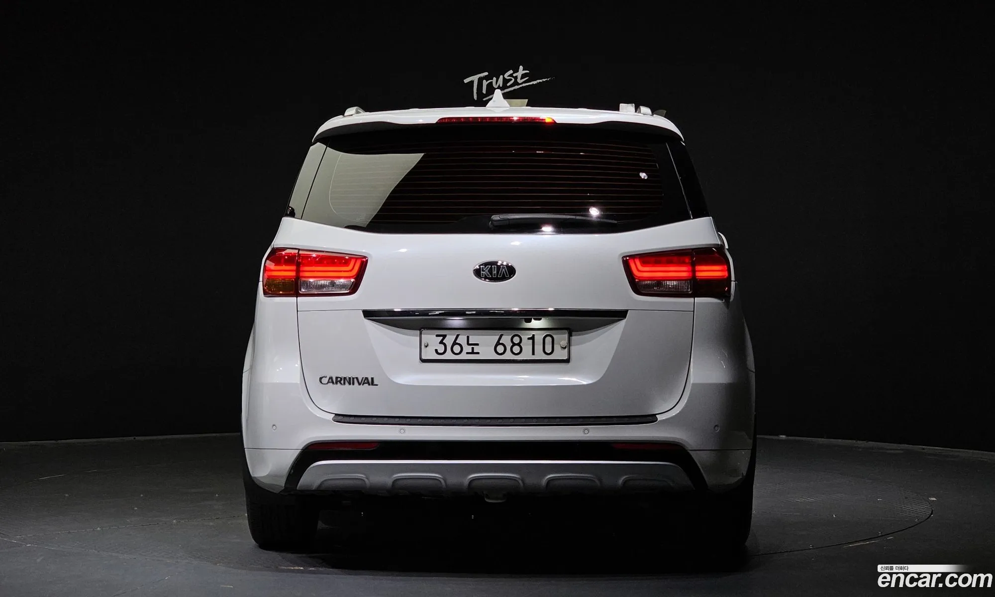 Kia Carnival 9-Seater Prestige 2016 - фотография 15628288