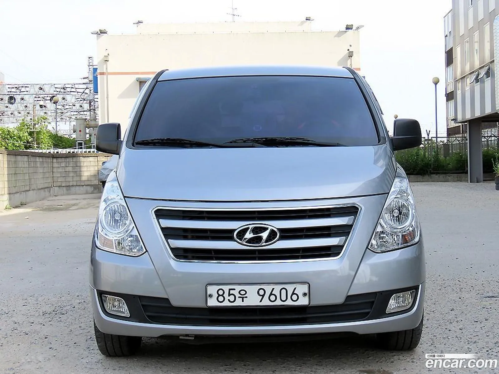 Hyundai Starex 5-Seater Van 2016 - фотография 13617468