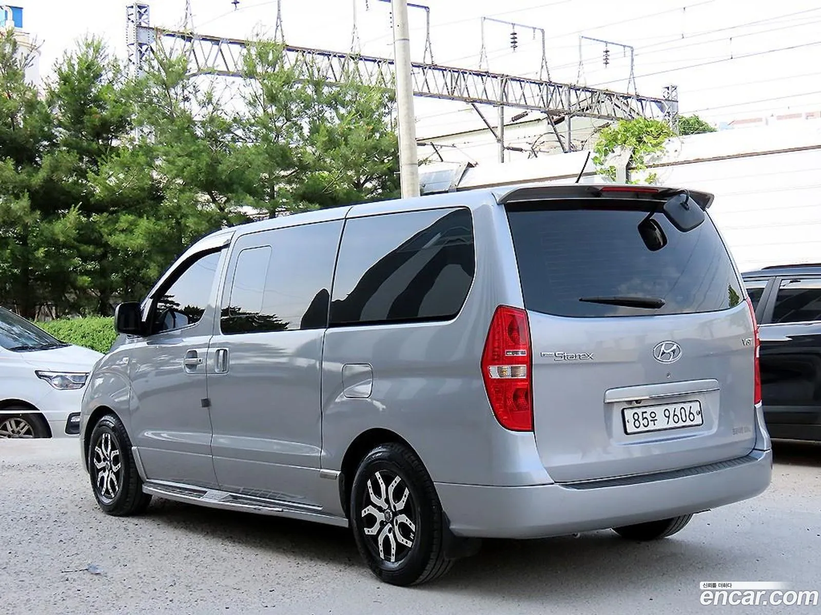 Hyundai Starex 5-Seater Van 2016 - фотография 13617470