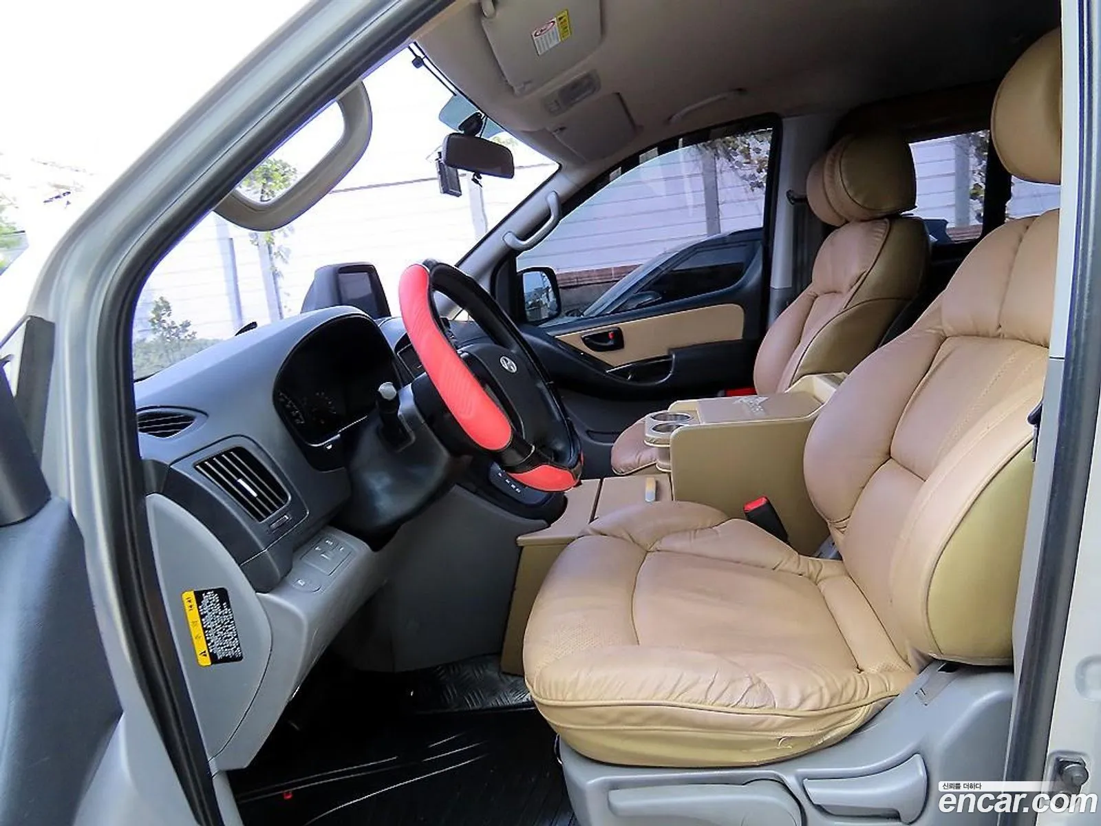 Hyundai Starex 5-Seater Van 2016 - фотография 13617472