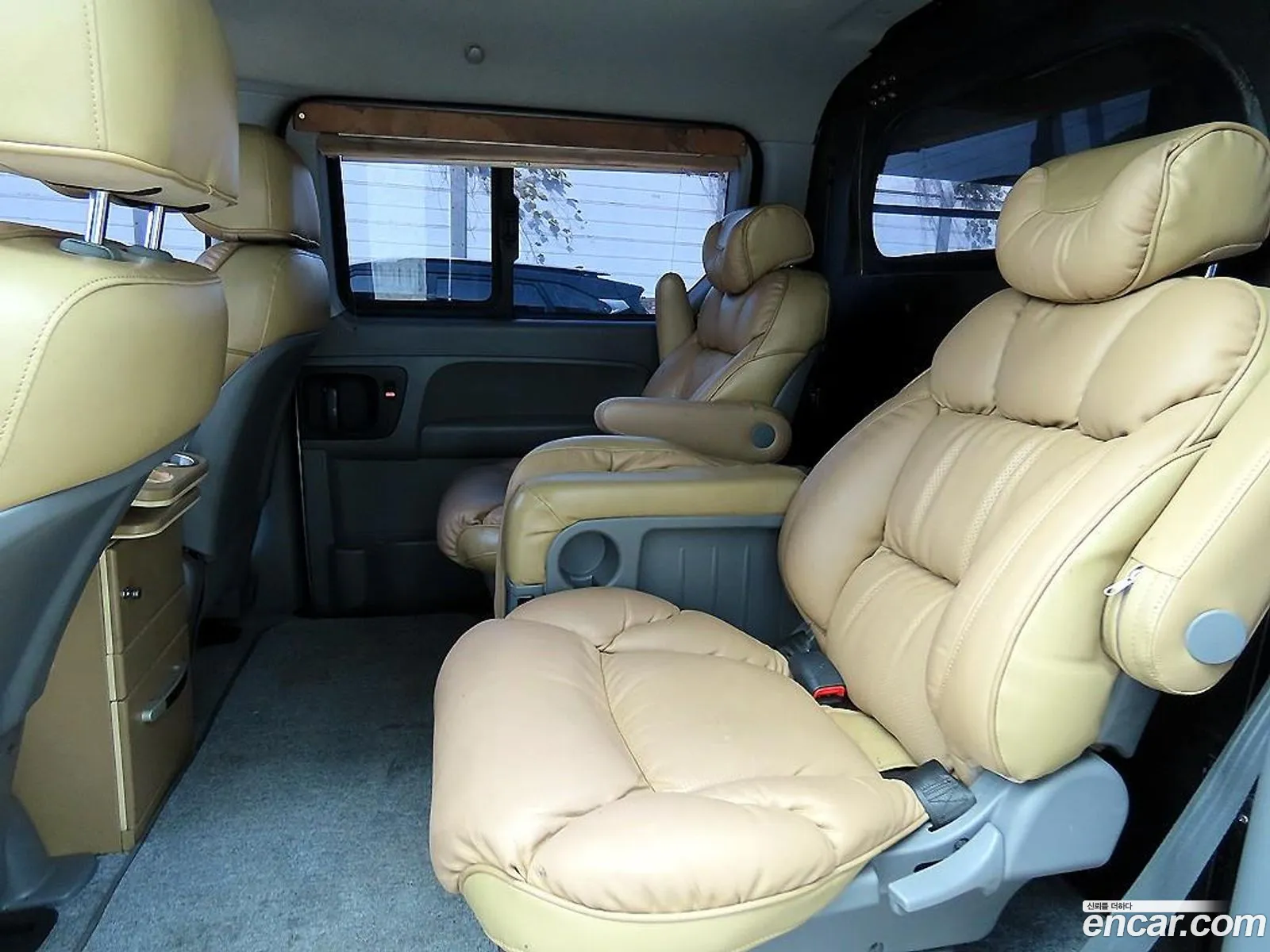 Hyundai Starex 5-Seater Van 2016 - фотография 13617473