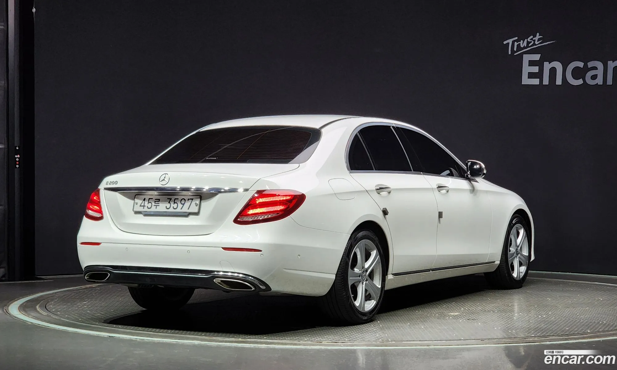 Mercedes-Benz E-Klasse E200 Avant Garde 2017 - фотография 12676813
