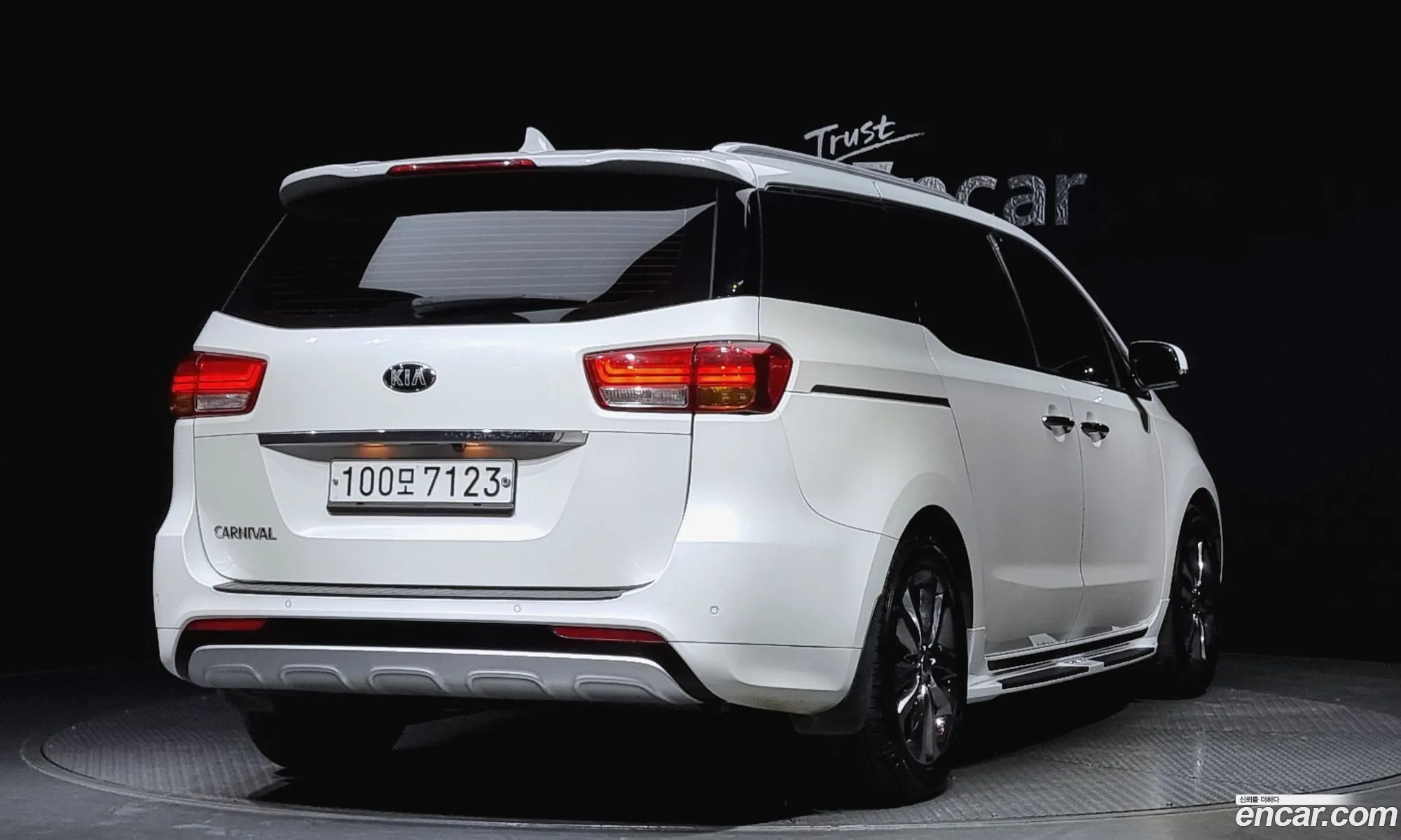 Kia Carnival 9-Seater Prestige 2016 - фотография 12422869
