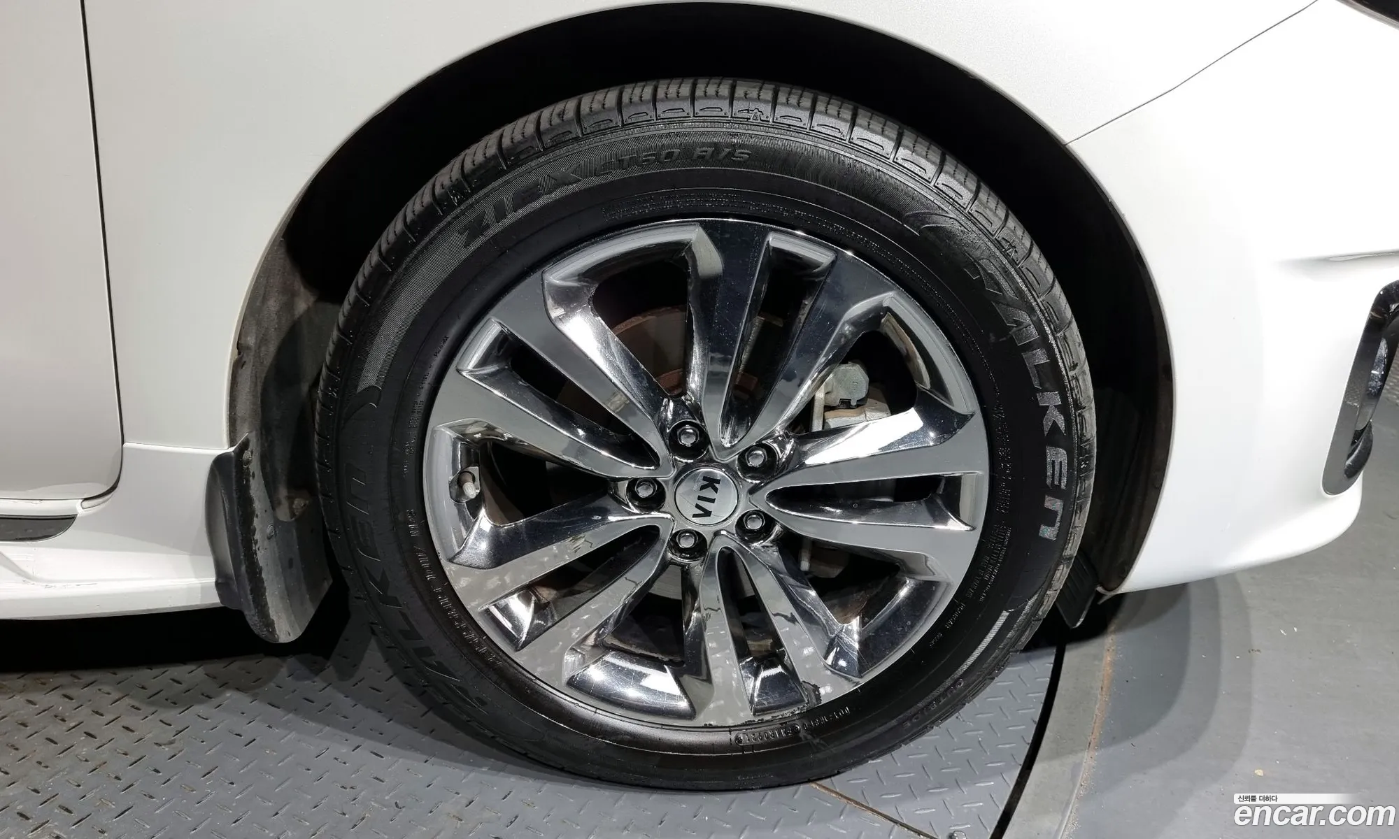 Kia Carnival 9-Seater Prestige 2016 - фотография 12422872
