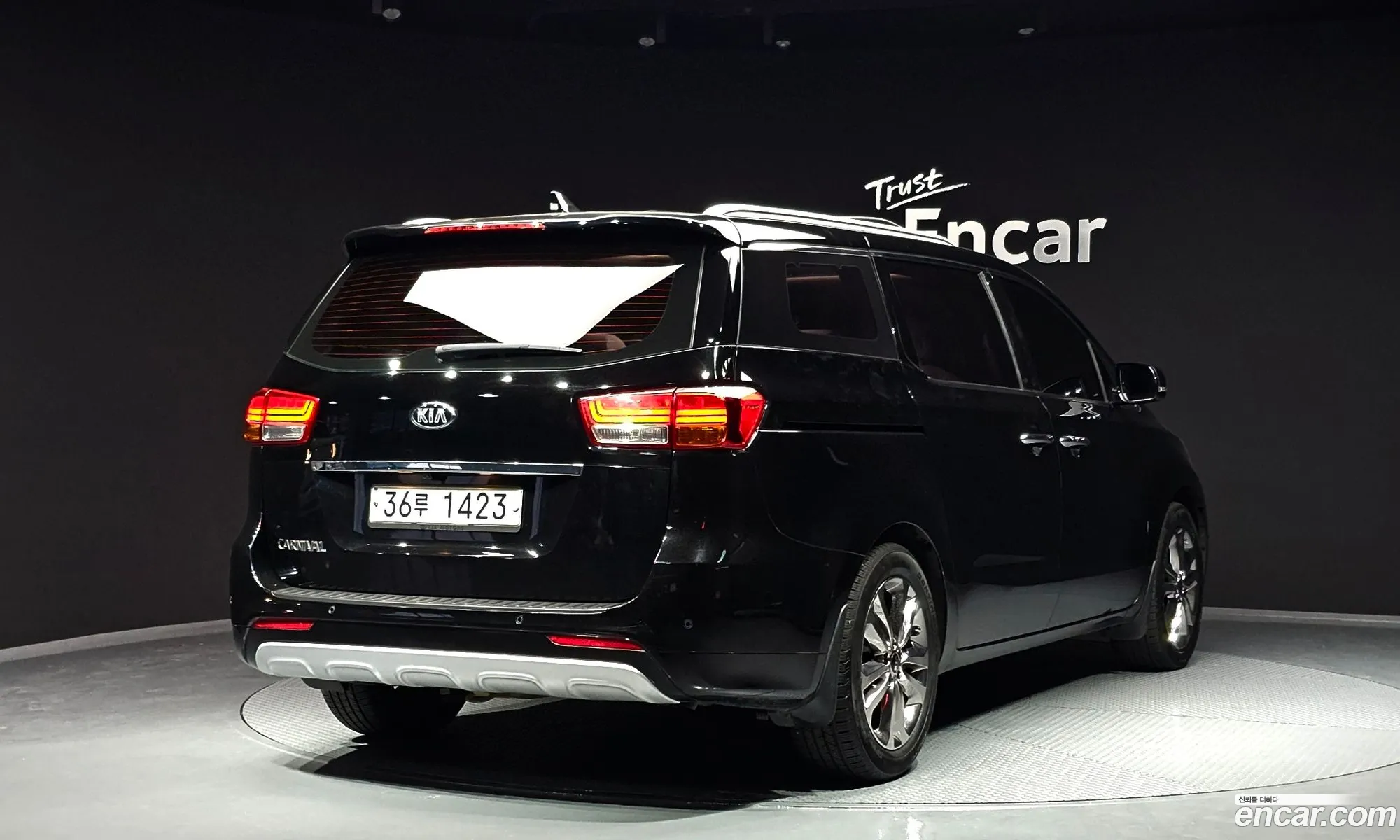 Kia Carnival 9-Seater Prestige 2015 - фотография 11230872