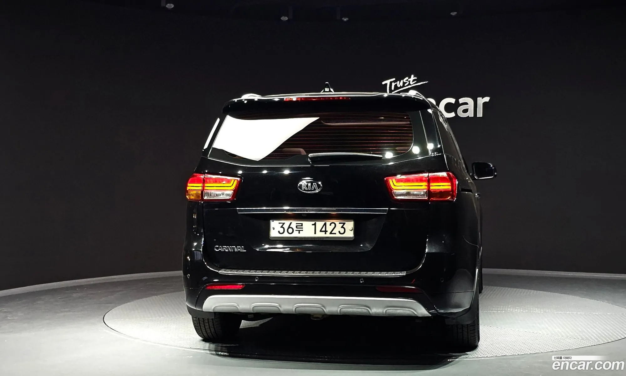 Kia Carnival 9-Seater Prestige 2015 - фотография 11230874