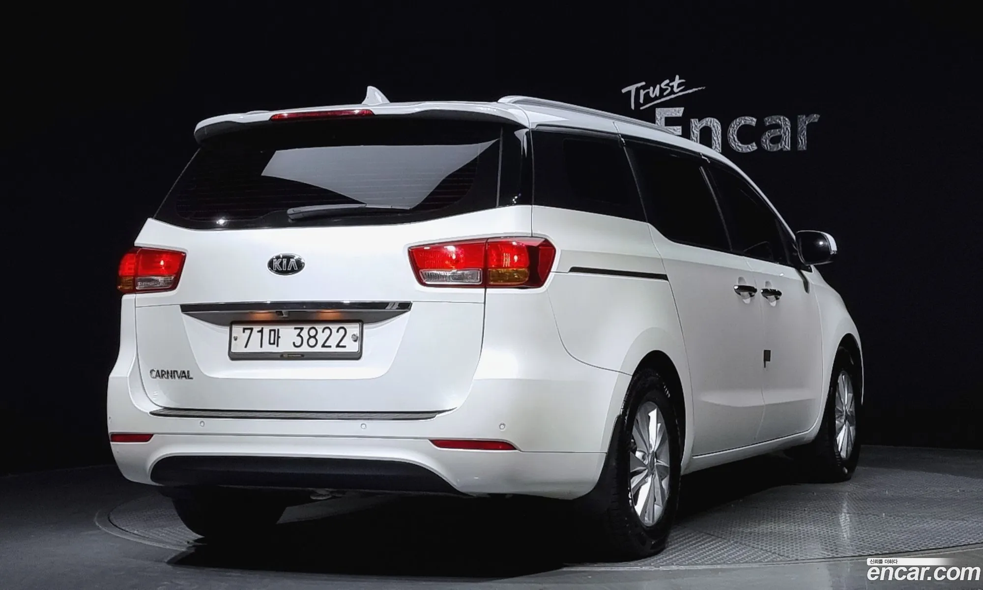 Kia Carnival 11-Seater Luxury 2016 - фотография 12486525