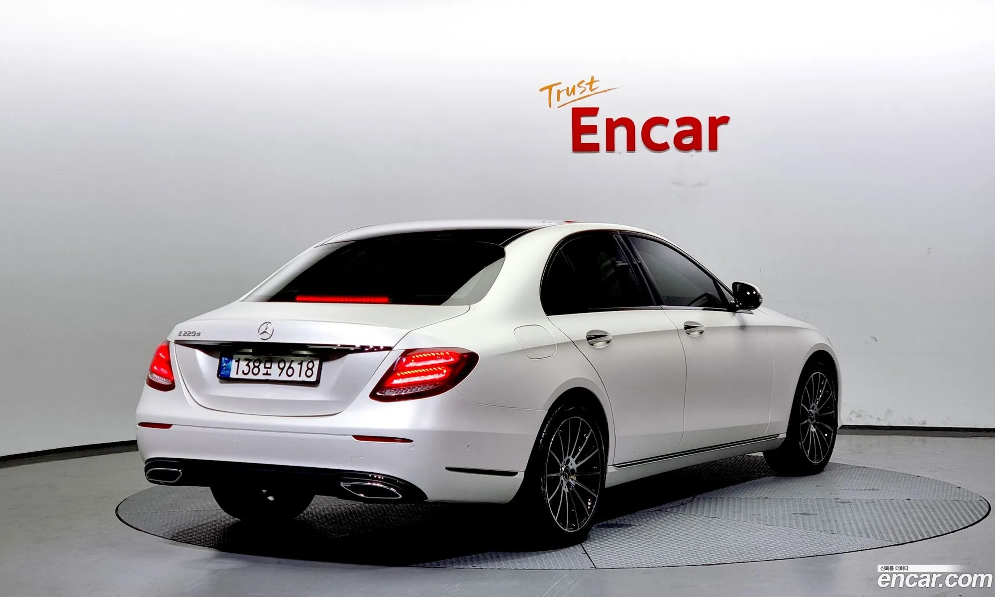 Mercedes-Benz E-Klasse E220D Exclusive 2017 - фотография 11998580