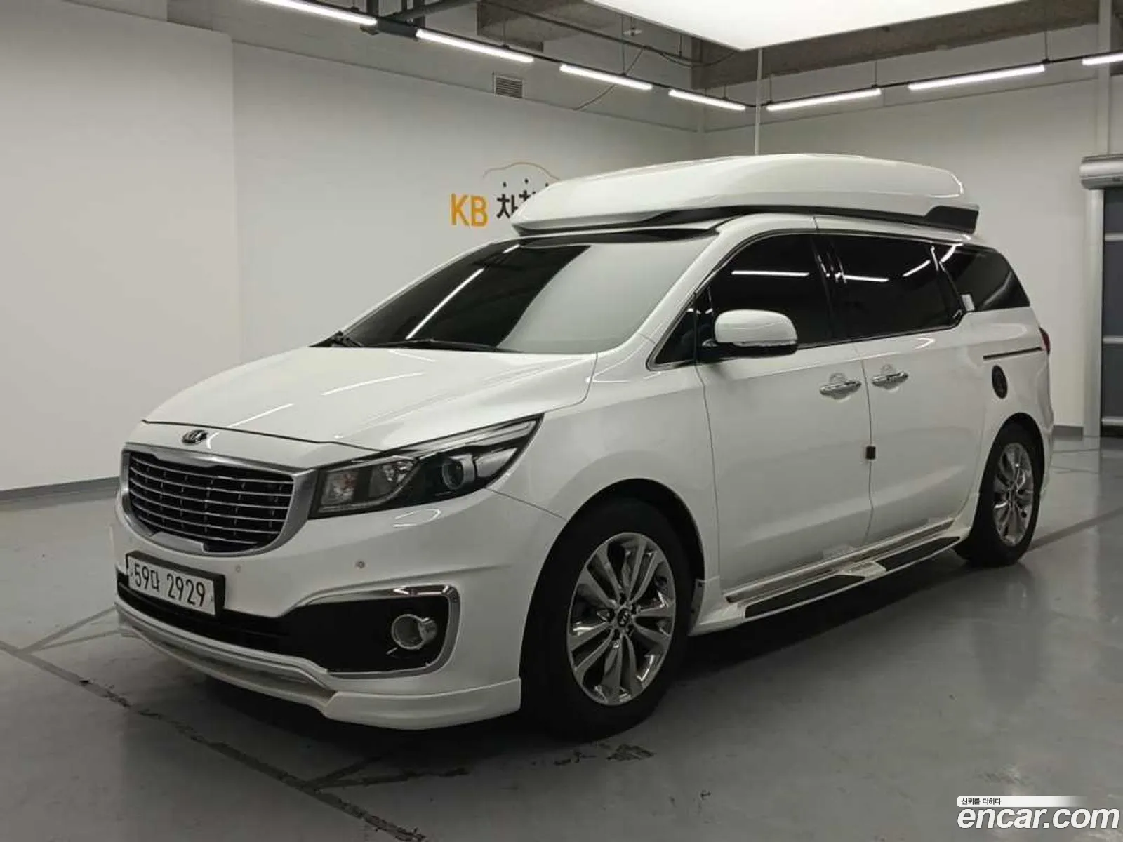 Kia Carnival 9-Seater High Limousine 2015 - фотография 11201533