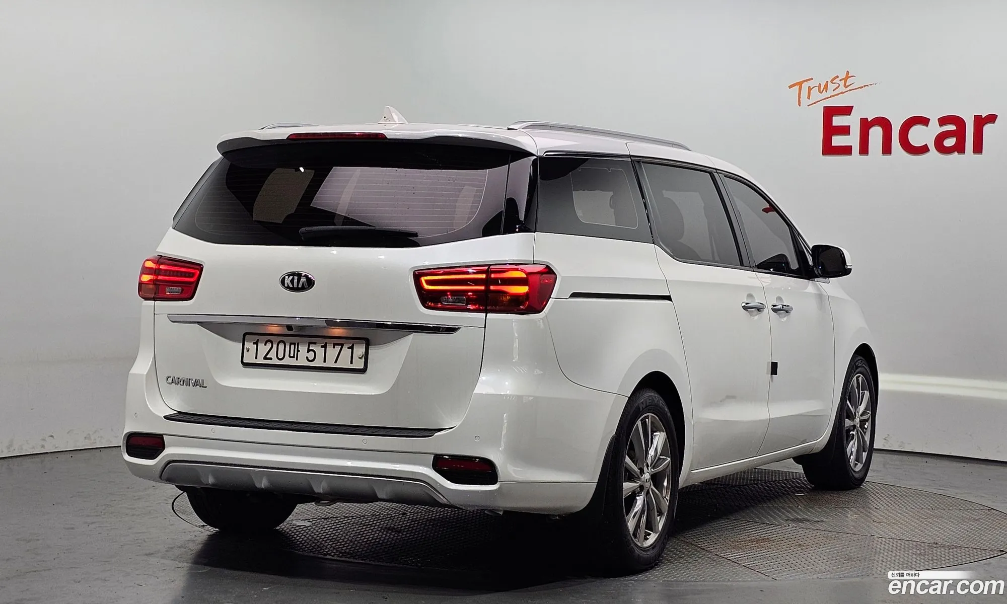 Kia Carnival 9-Seater Prestige 2020 - фотография 18780105