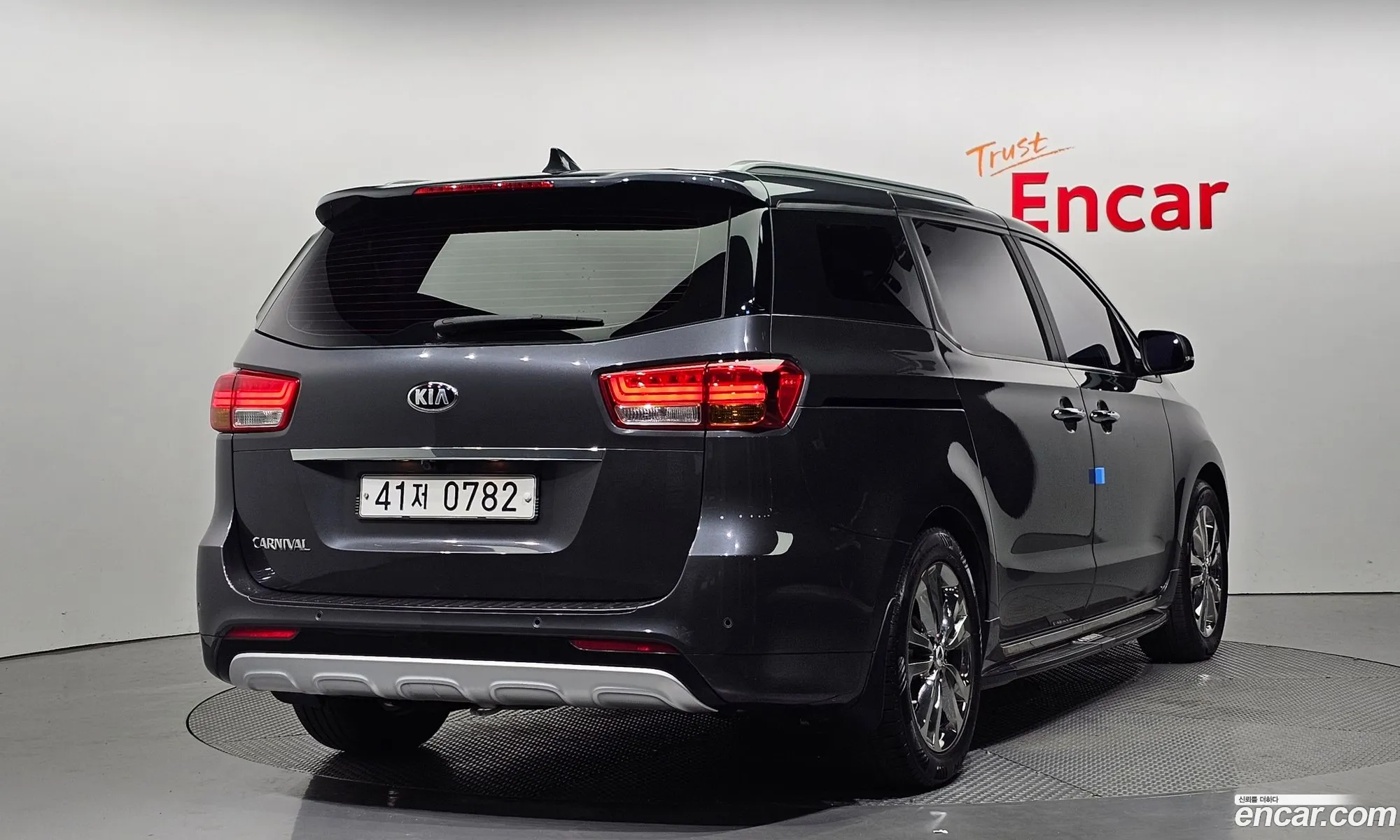 Kia Carnival 9-Seater Prestige 2016 - фотография 11070701
