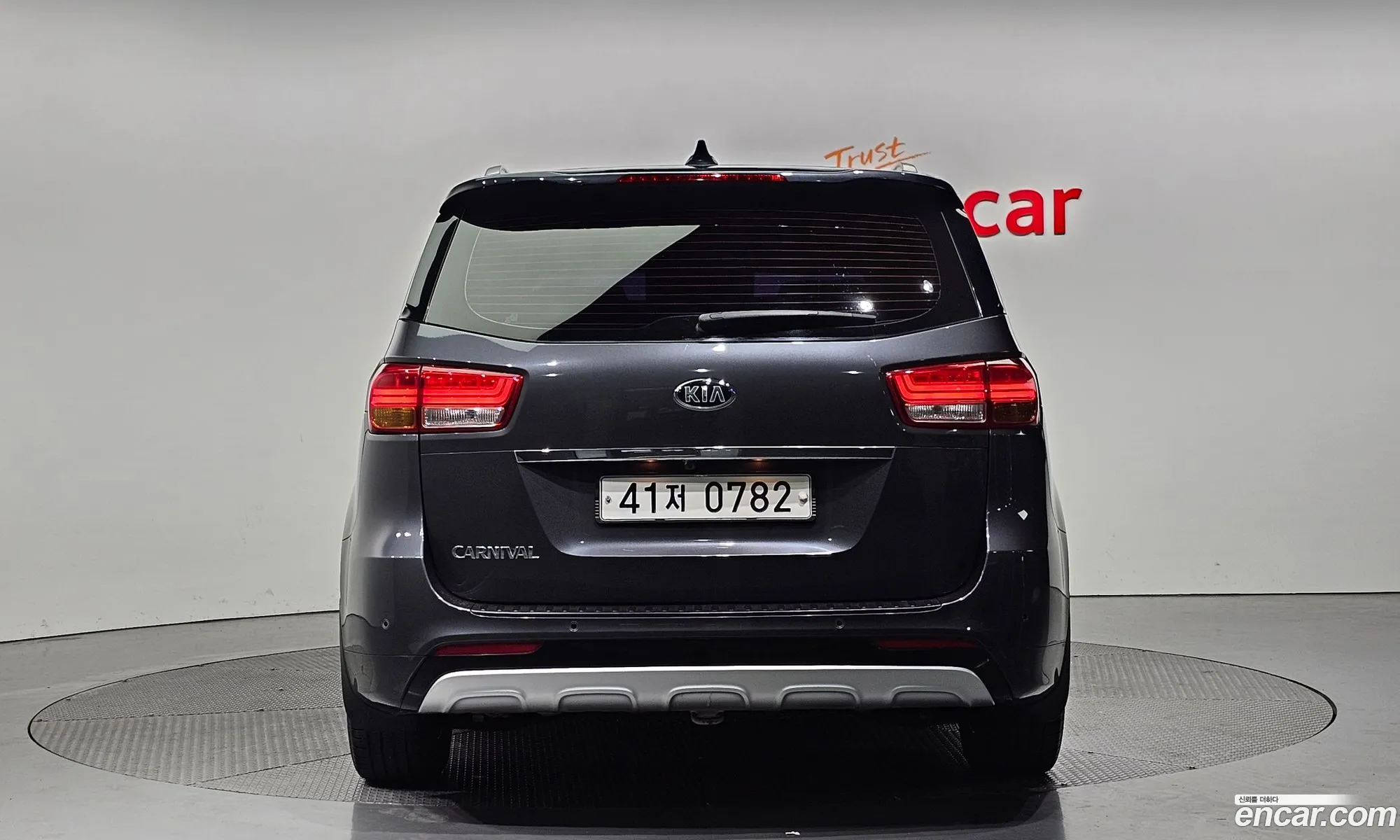 Kia Carnival 9-Seater Prestige 2016 - фотография 11070703
