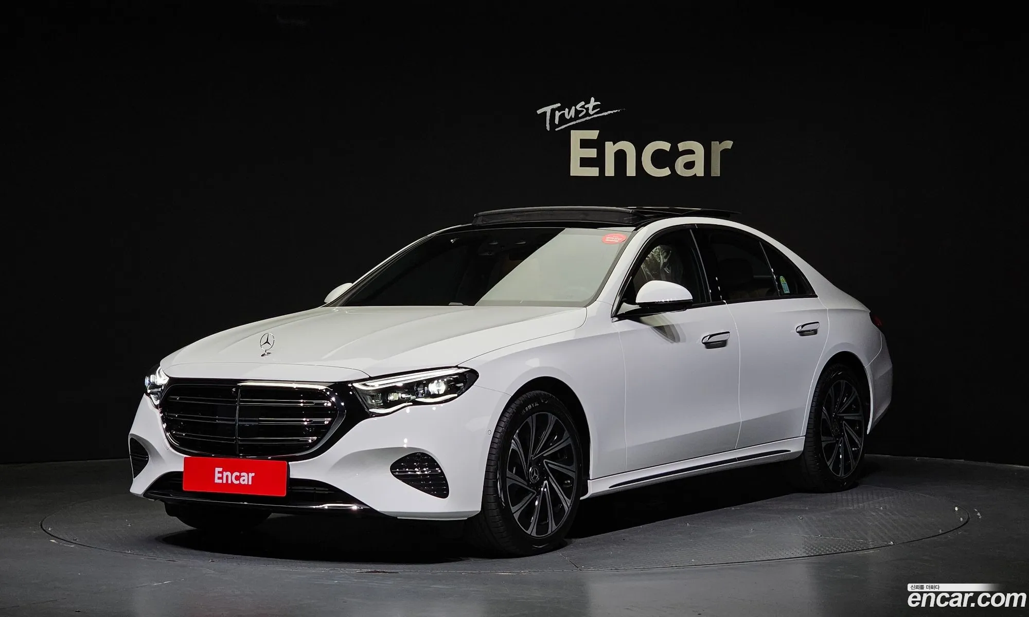 Mercedes-Benz E-Klasse E300 4Matic Exclusive 2024 - фотография 14012474