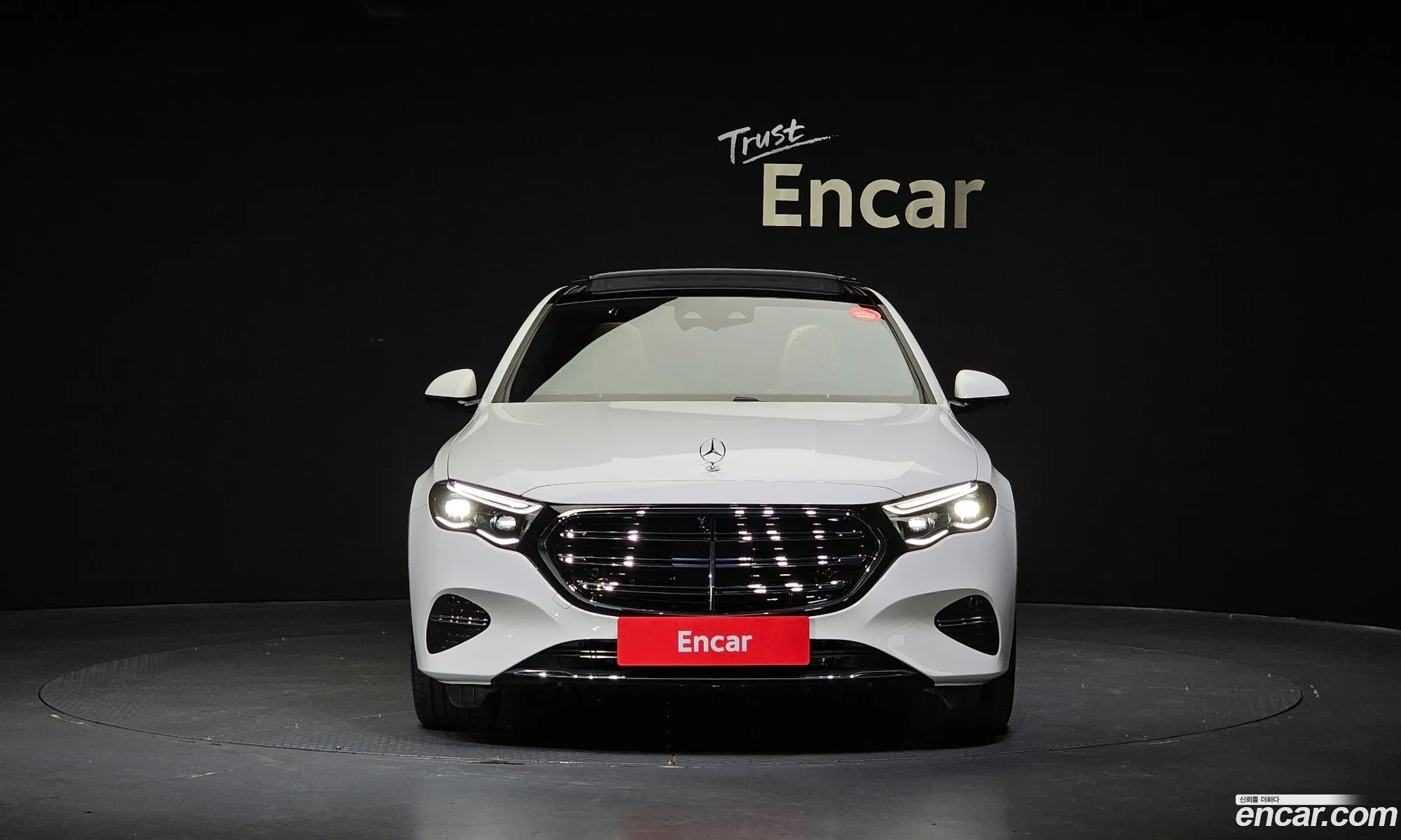 Mercedes-Benz E-Klasse E300 4Matic Exclusive 2024 - фотография 14012476