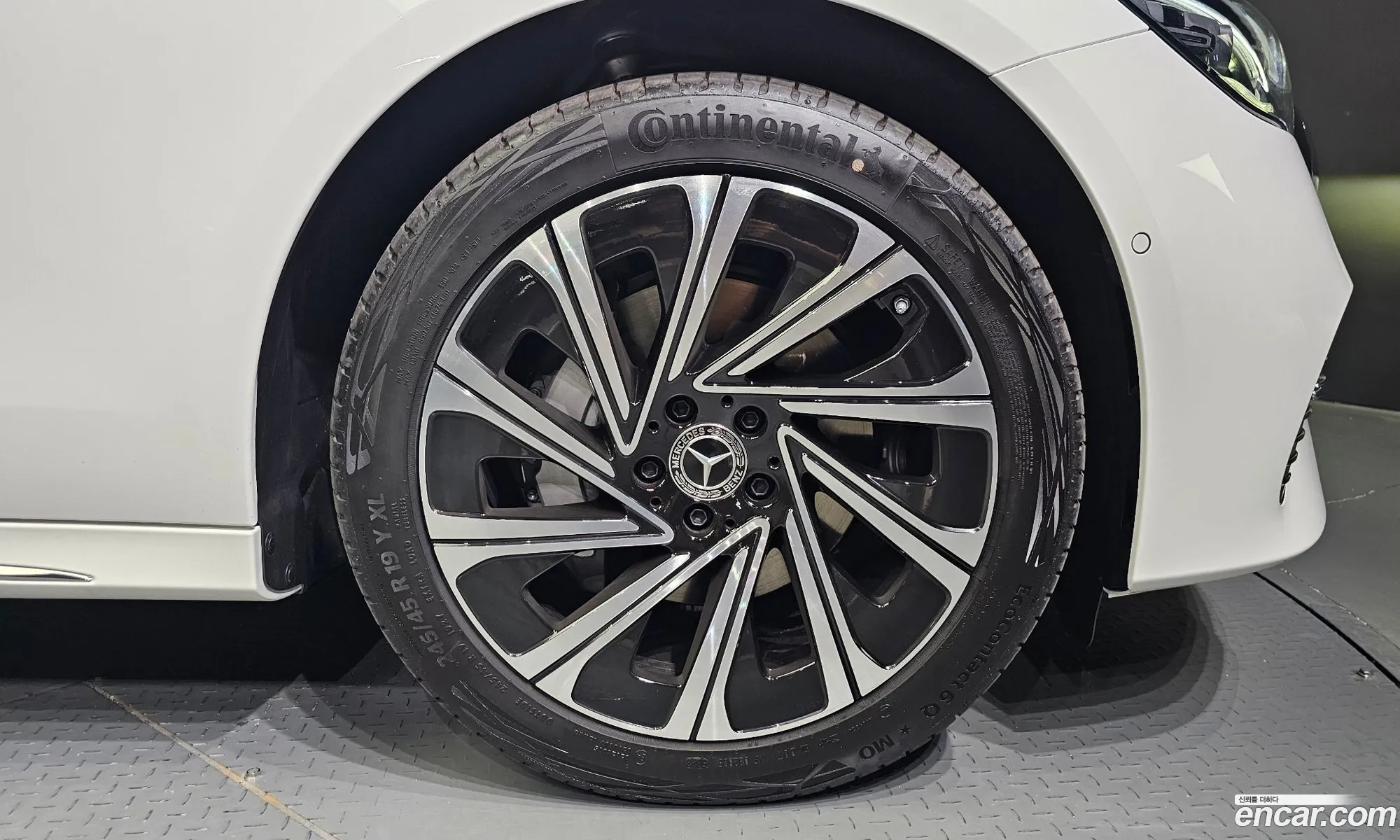 Mercedes-Benz E-Klasse E300 4Matic Exclusive 2024 - фотография 14012478