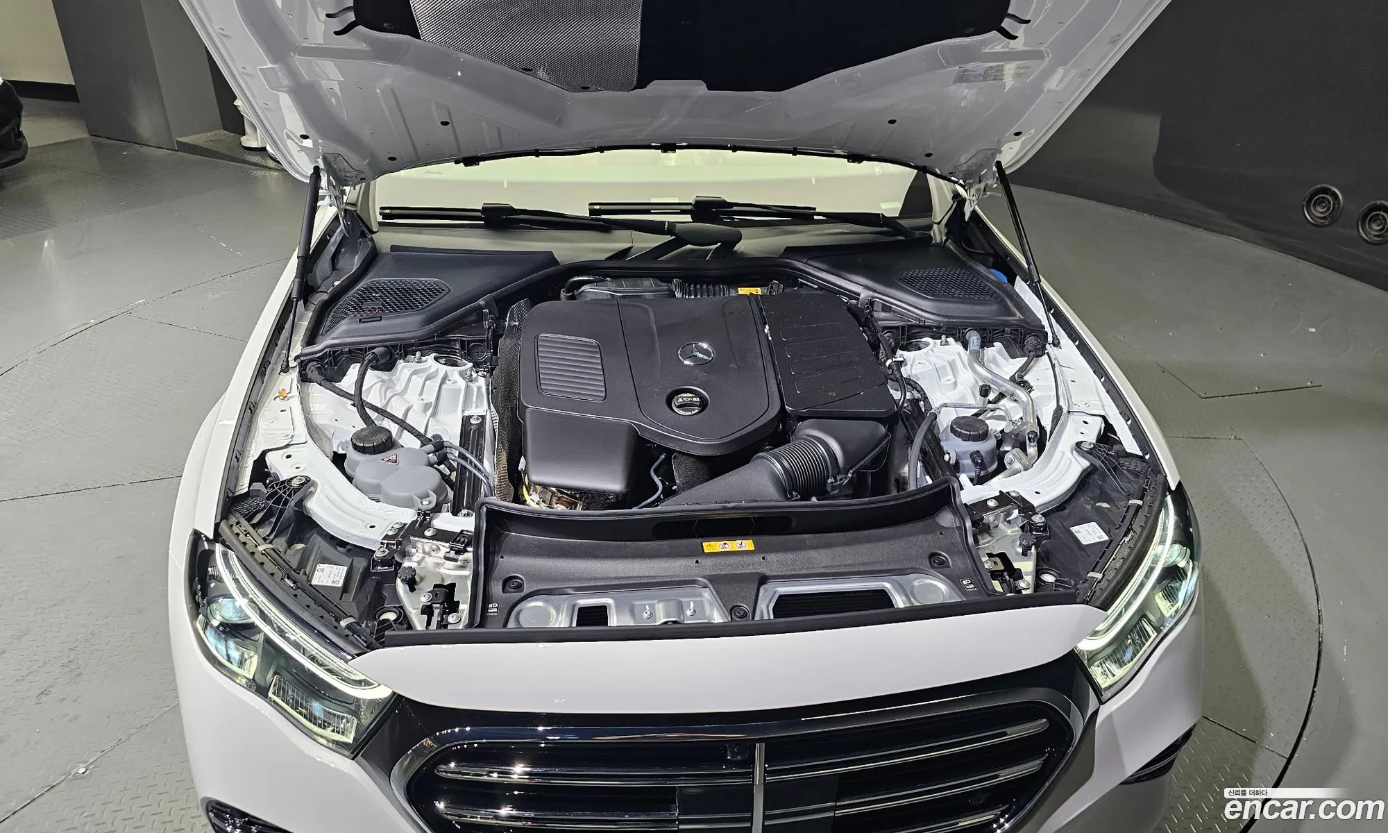 Mercedes-Benz E-Klasse E300 4Matic Exclusive 2024 - фотография 14012479
