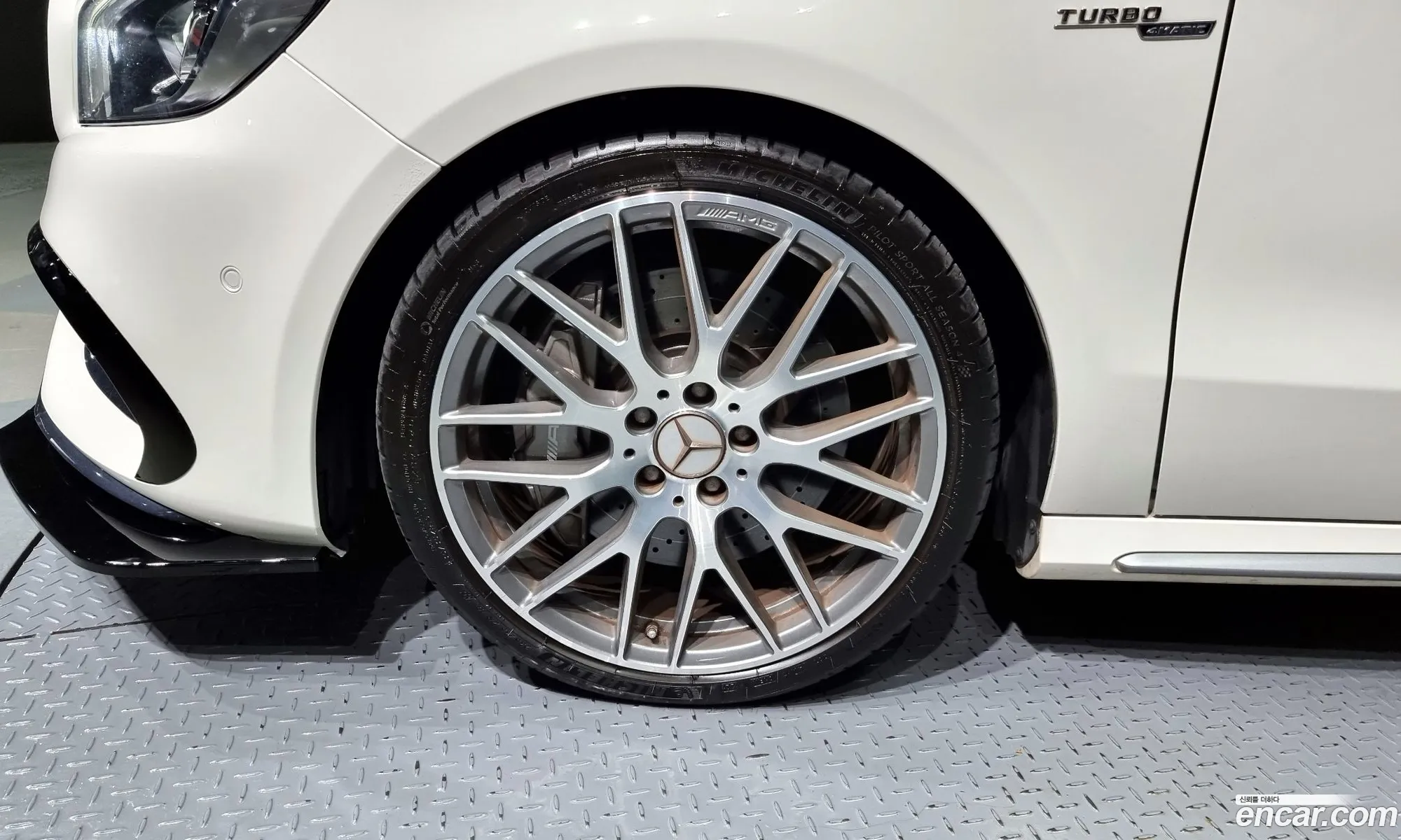 Benz A-Class W176 A45 Amg 4Matic - фотография 12791982