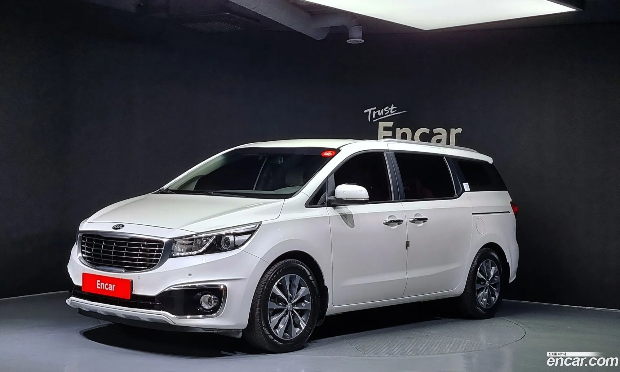 Kia Carnival 9-Seater Luxury 2016 - фотография 11408559