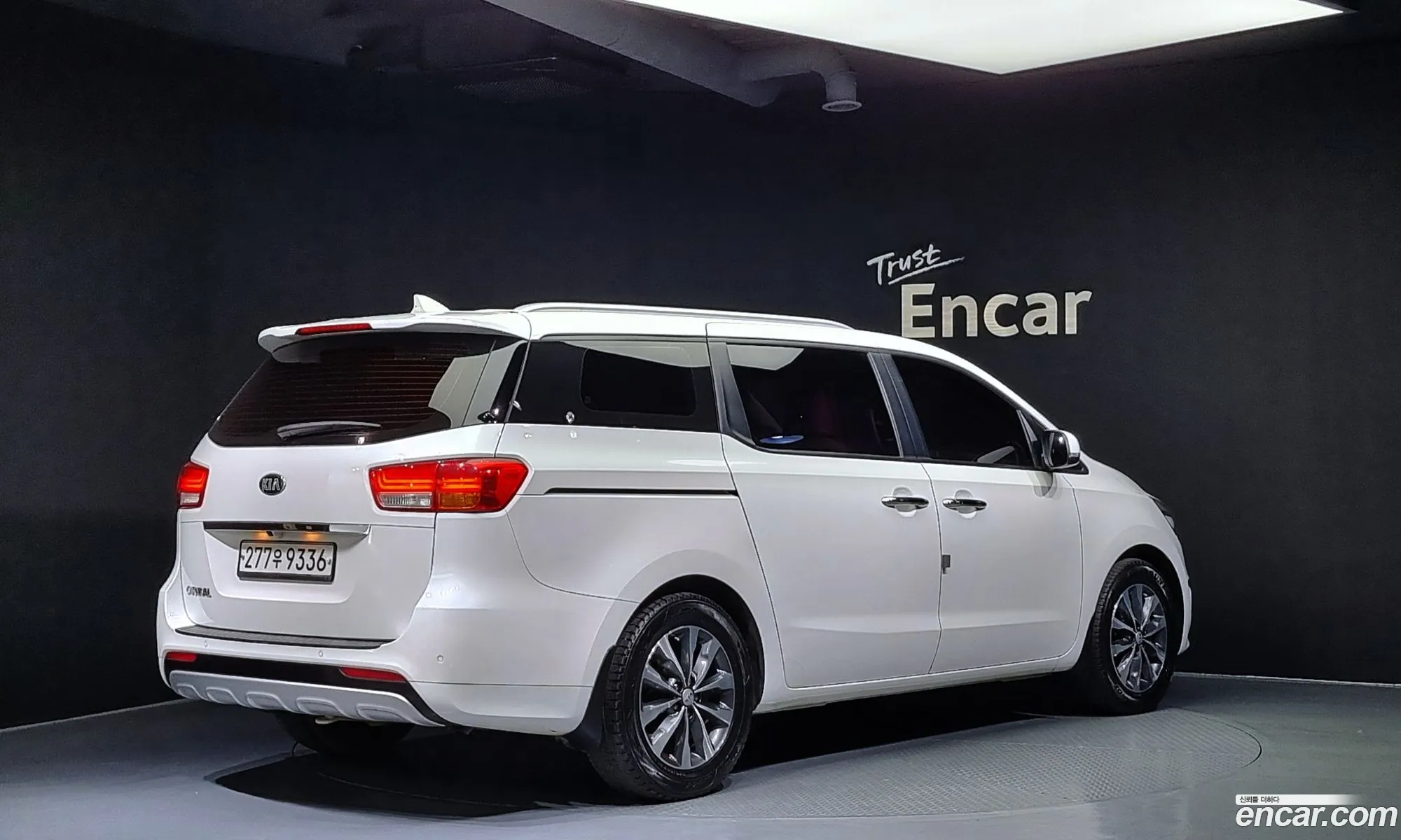 Kia Carnival 9-Seater Luxury 2016 - фотография 11408560
