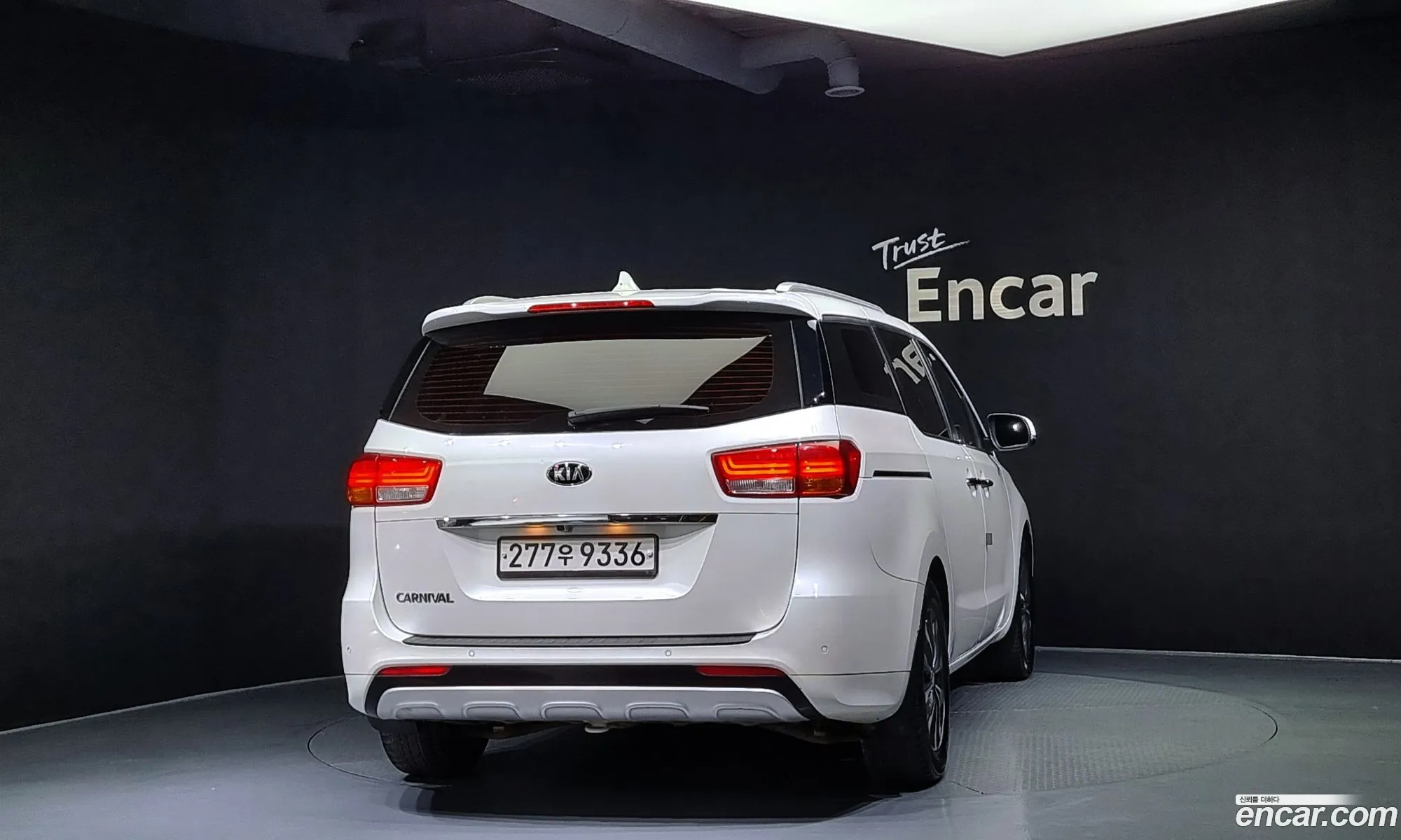 Kia Carnival 9-Seater Luxury 2016 - фотография 11408562
